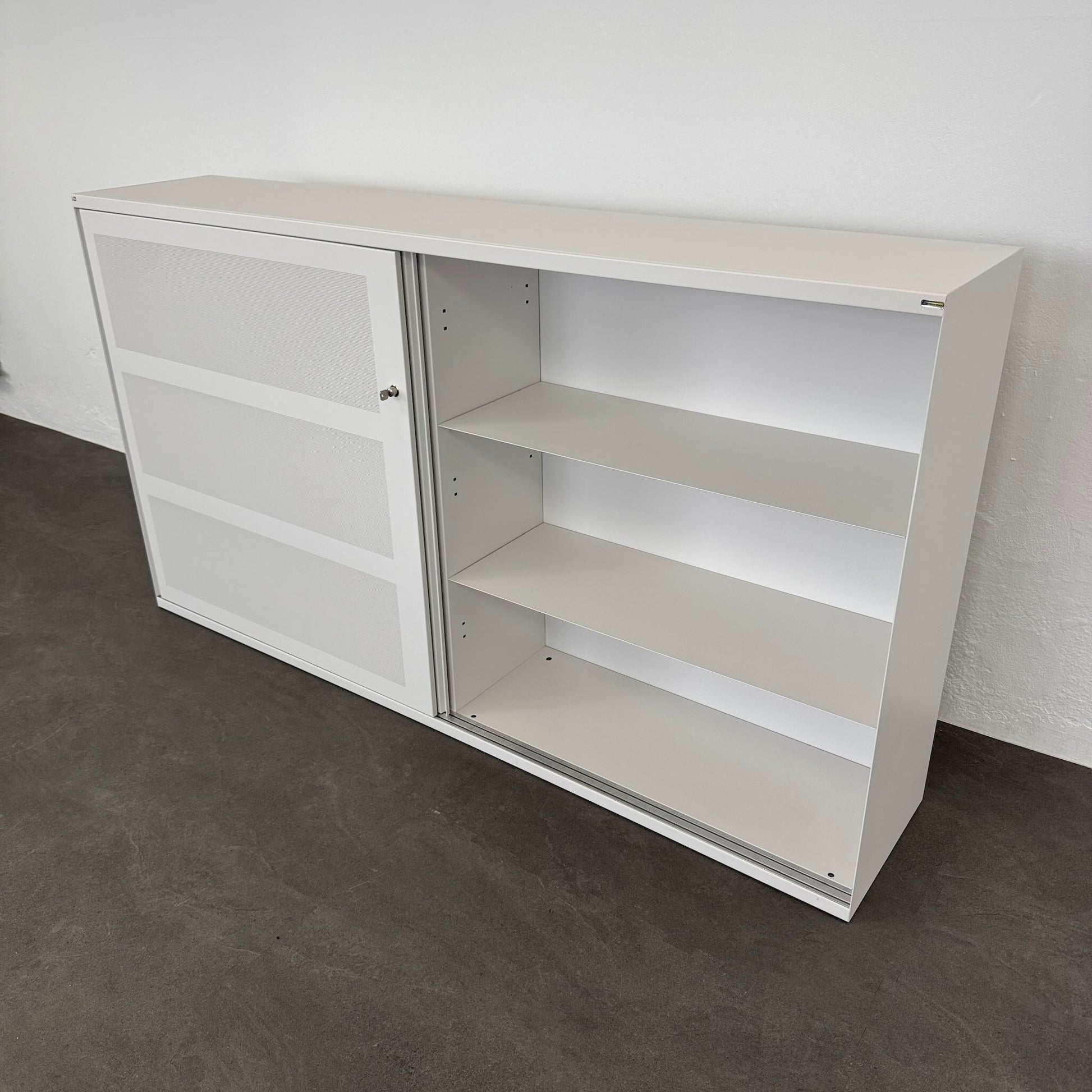 Lista Office LO One Schiebetür-Aktenschrank rechts geöffnet - 6007964