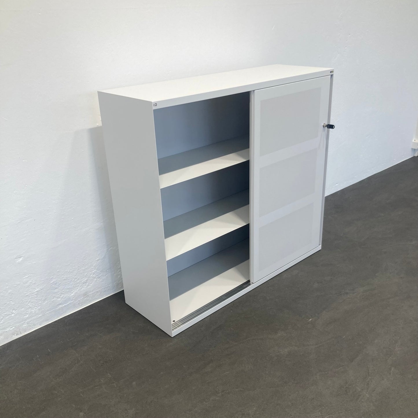 Lista Office LO One Schiebetür-Aktenschrank mit 4 Fachböden