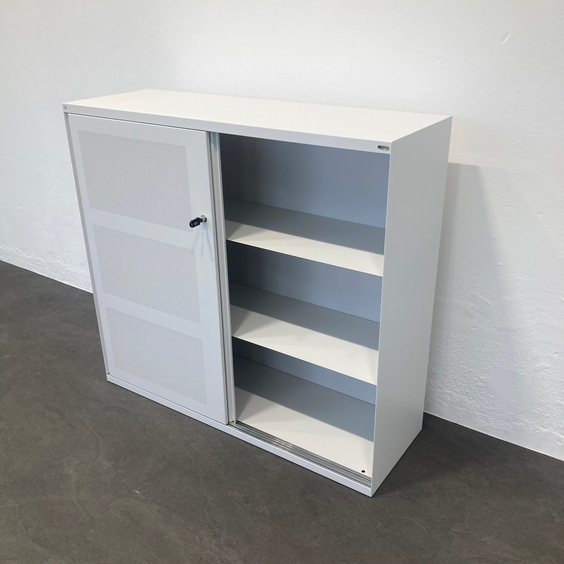 Lista Office LO One Schiebetür-Aktenschrank Ansicht von vorne rechts - 6007966