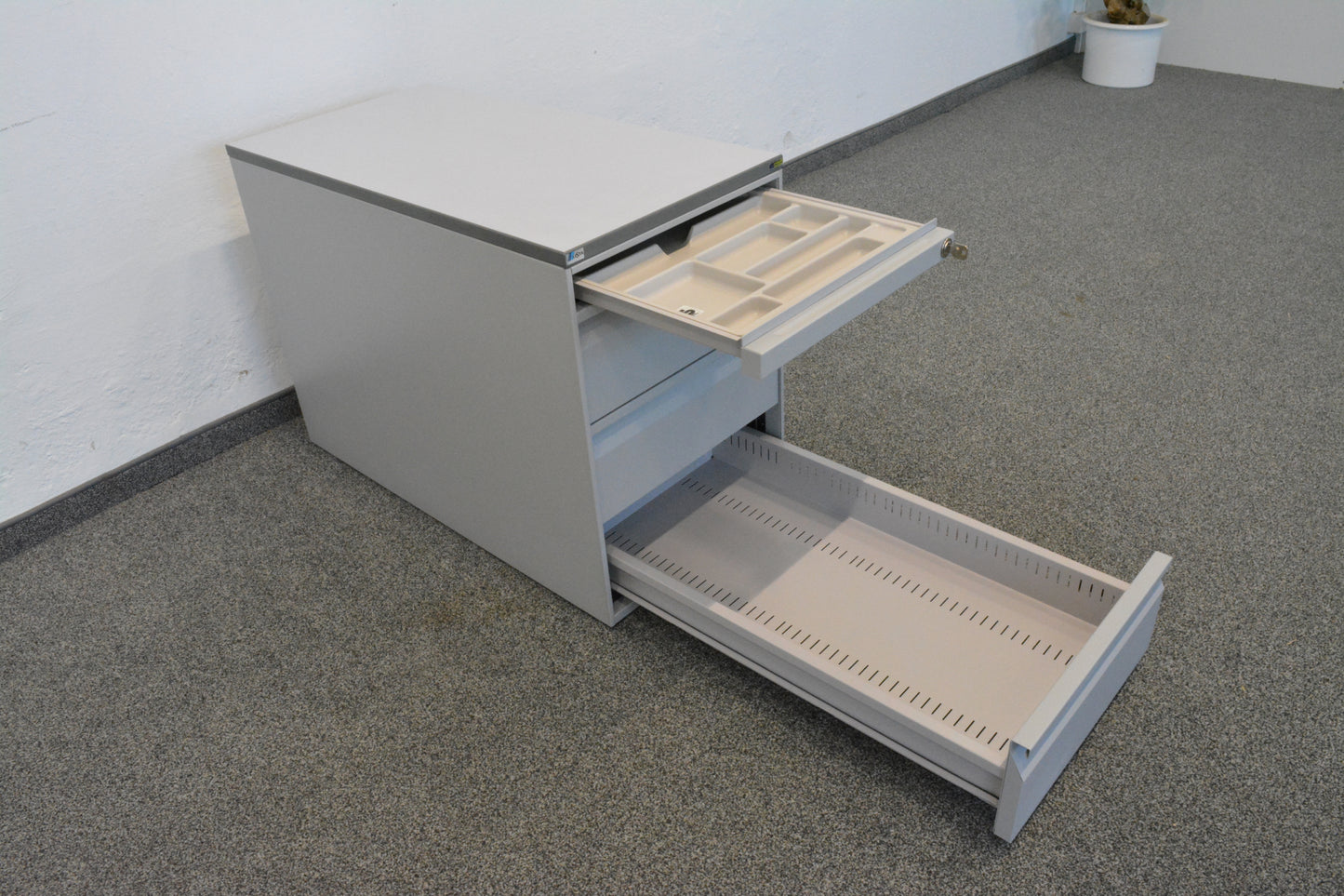 Lista Office Serie L Unterstell-Korpus mit Materialschale