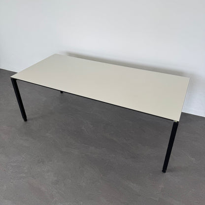 Lista Office Motion Schreibtisch mit schwarzem Gestell - 6008185