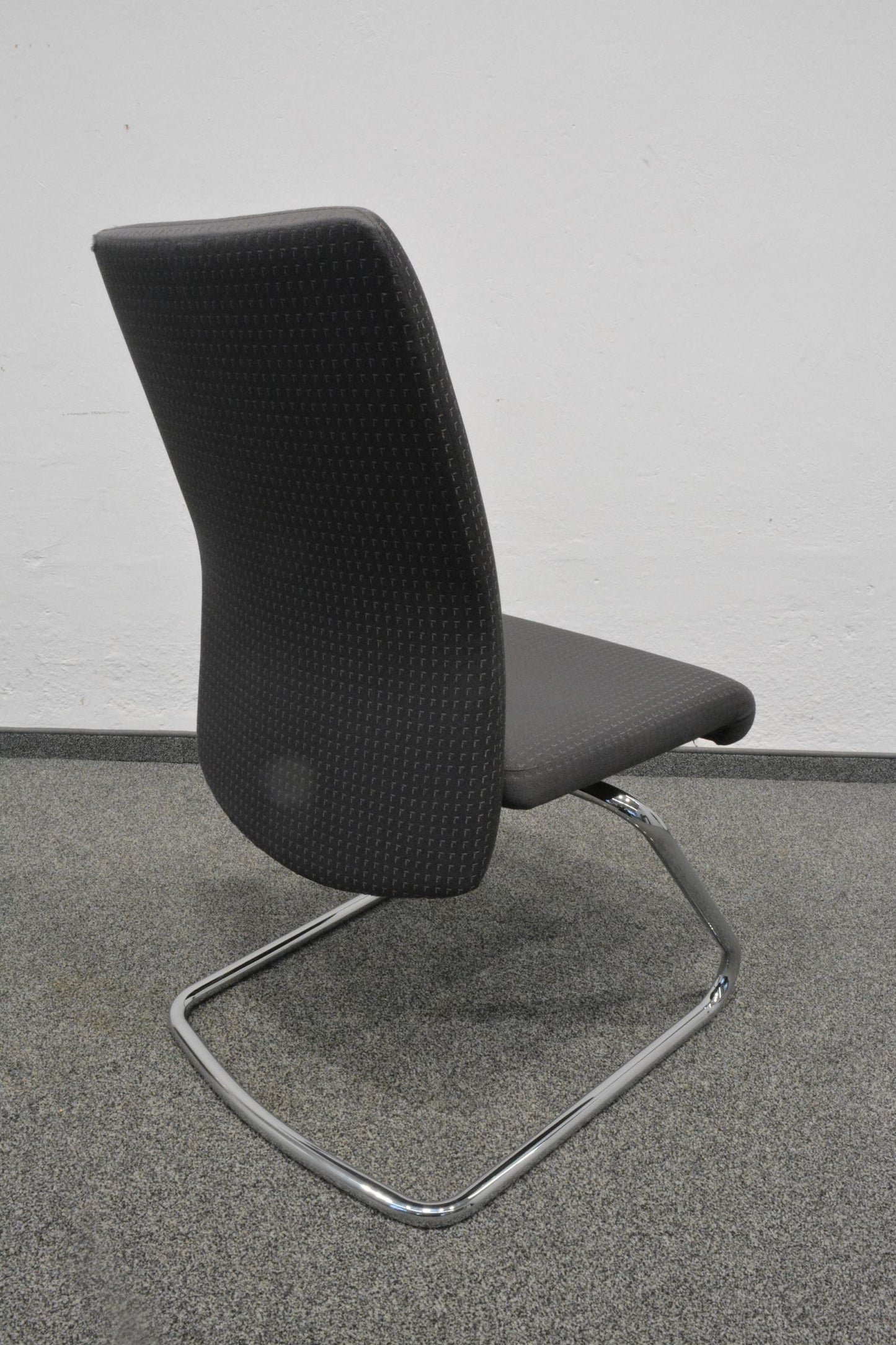 Girsberger Pronto Freischwinger seitliche Ansicht