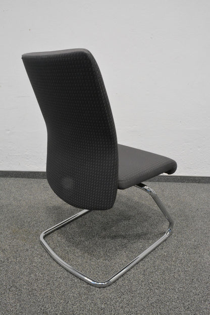 Girsberger Pronto Freischwinger seitliche Ansicht