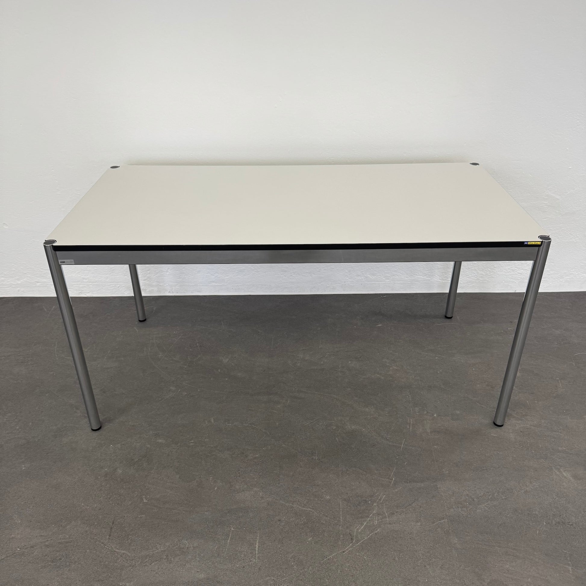 USM-Haller Classic Schreibtisch im Perlgrau mit Schwarzer Kante