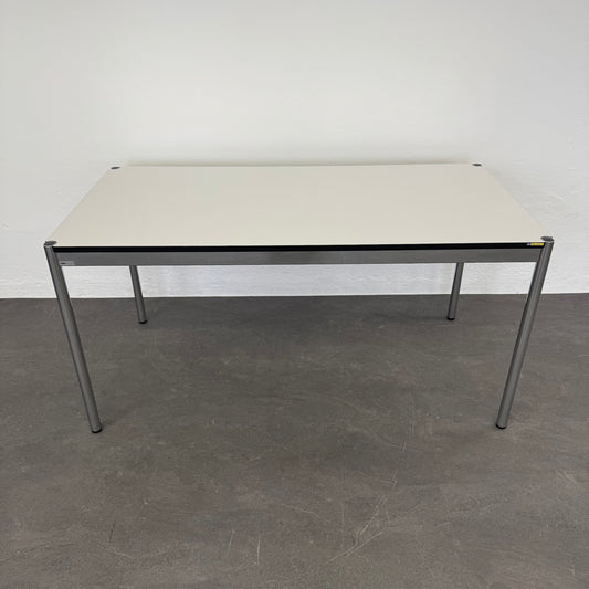 USM-Haller Classic Schreibtisch im Perlgrau mit Schwarzer Kante