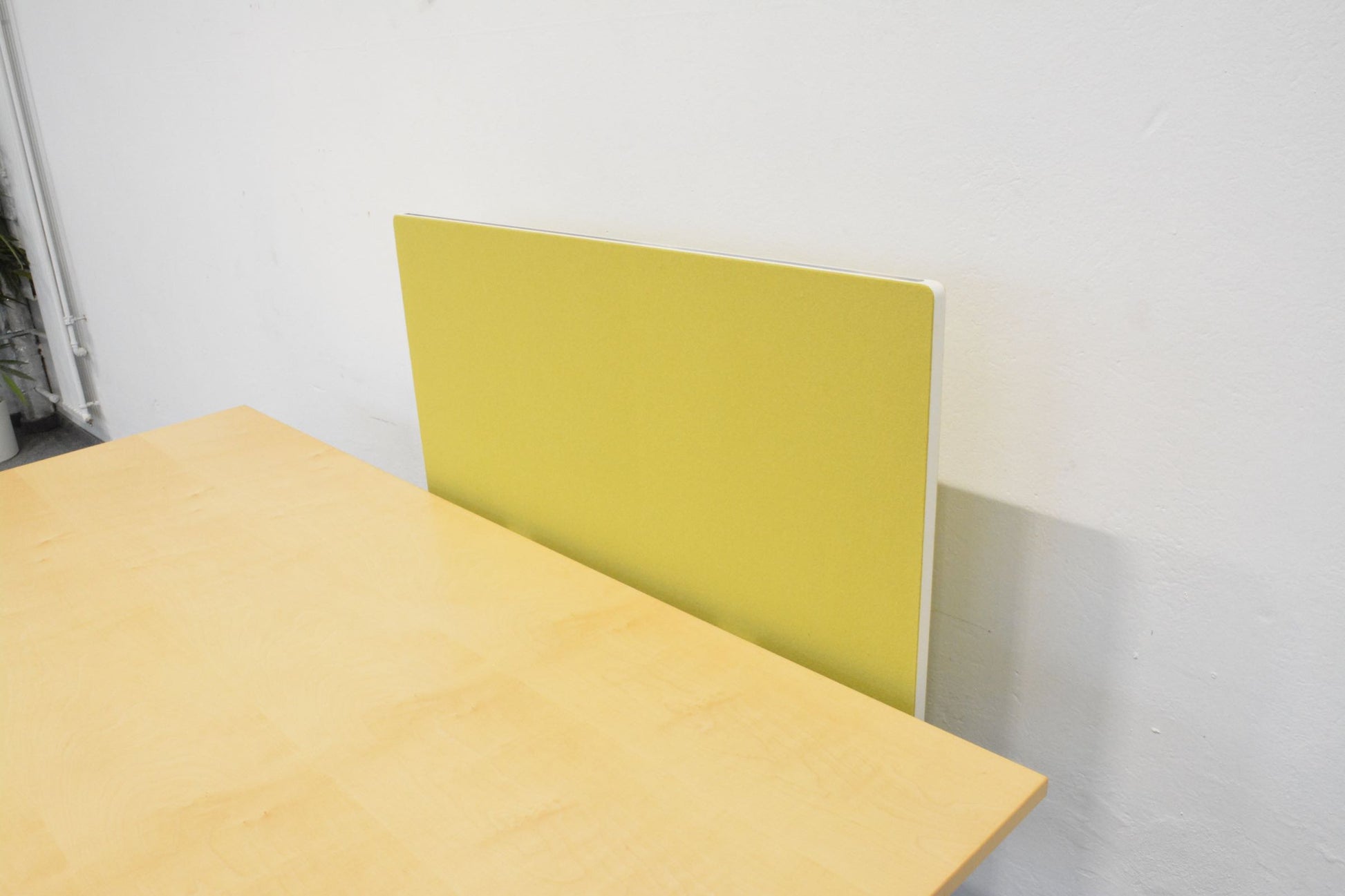 Lista Office One Trennwand mit Tischhalterung montiert an Tisch