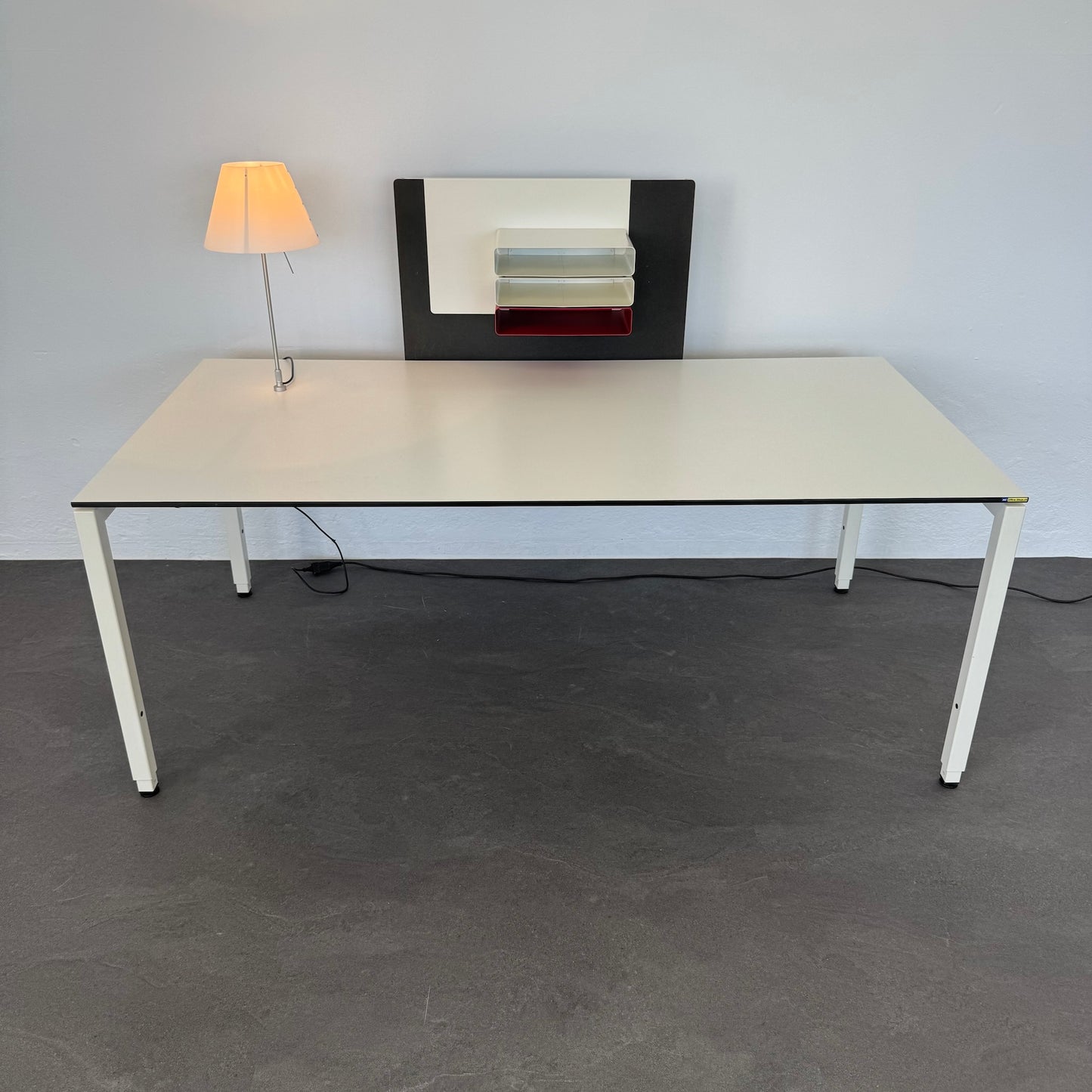 Lista Office Motion Schreibtisch Vollkernplatte weiss mit schwarzer Kante