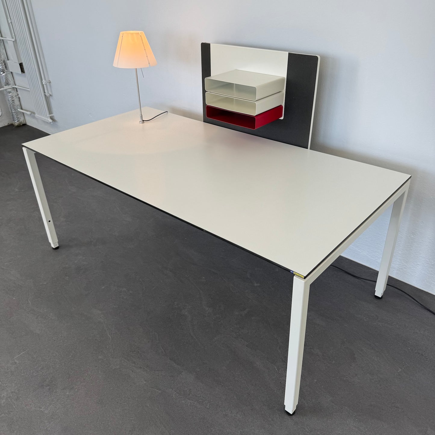 Lista Office Motion Schreibtisch mit Tischleuchte und Trennwand