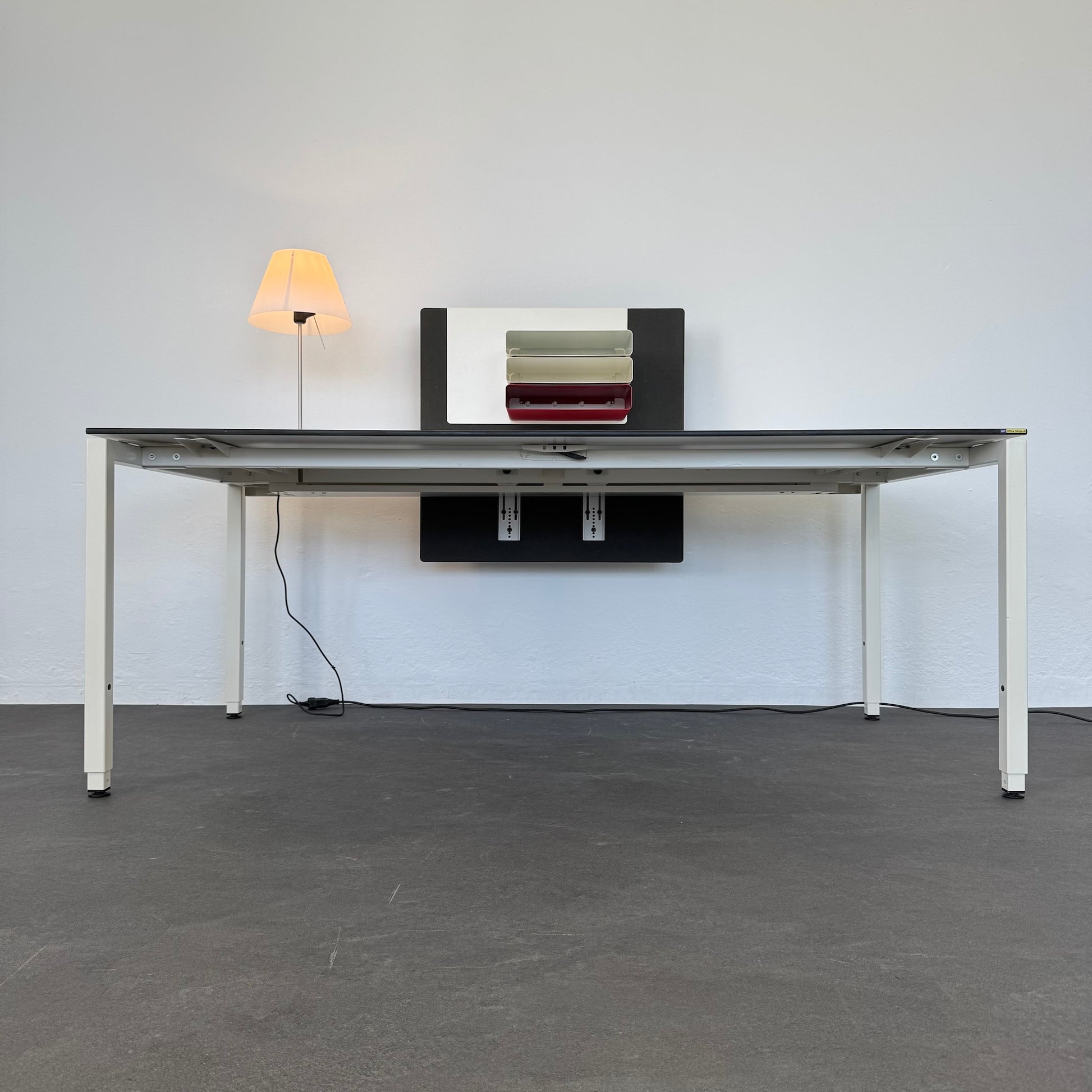 Lista Office Motion Schreibtisch Ansicht von unten