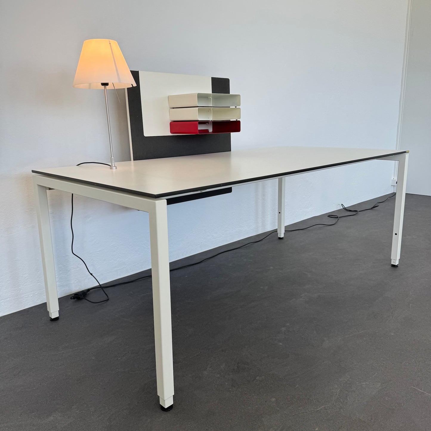 Lista Office Motion Schreibtisch seitliche Ansicht