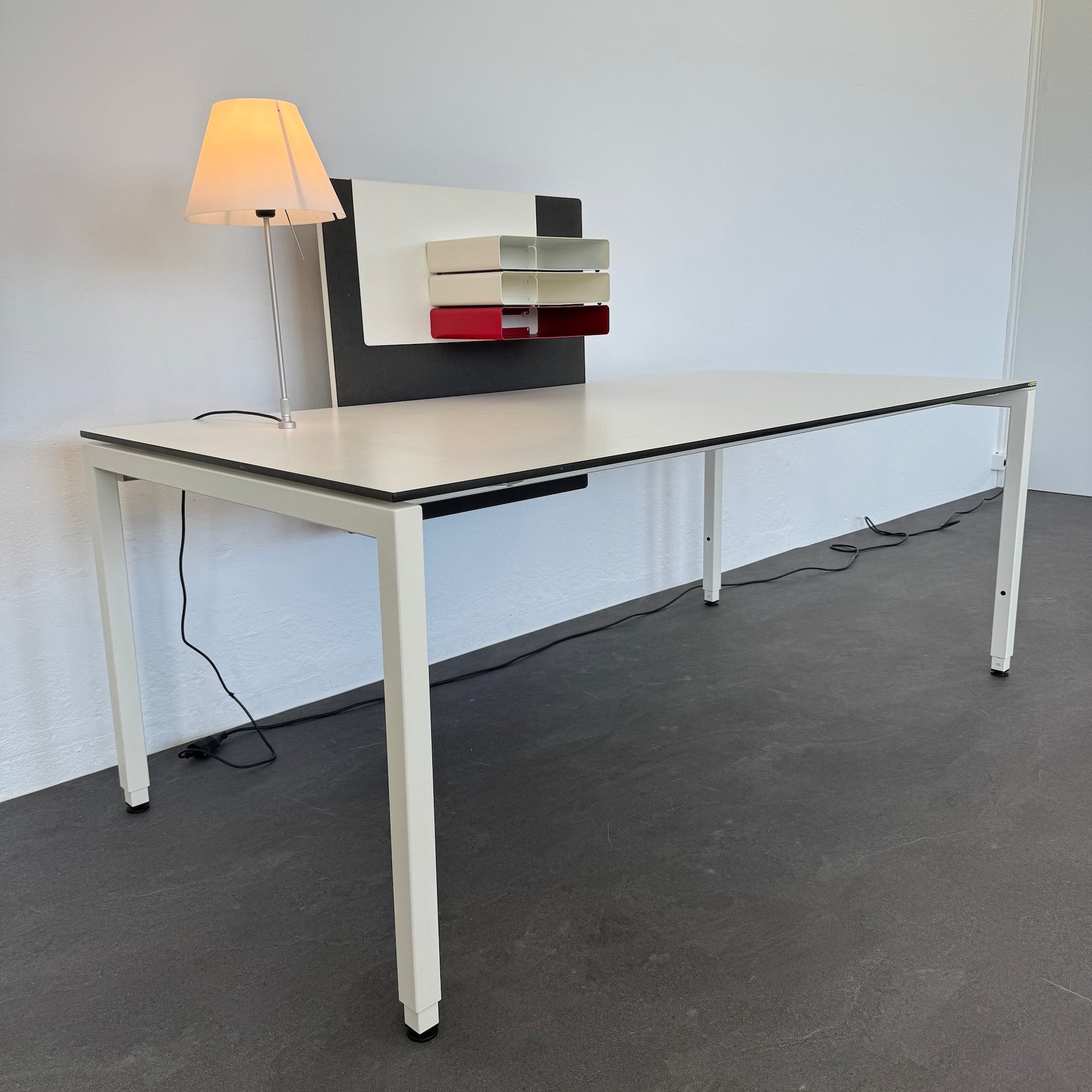 Lista Office Motion Schreibtisch seitliche Ansicht