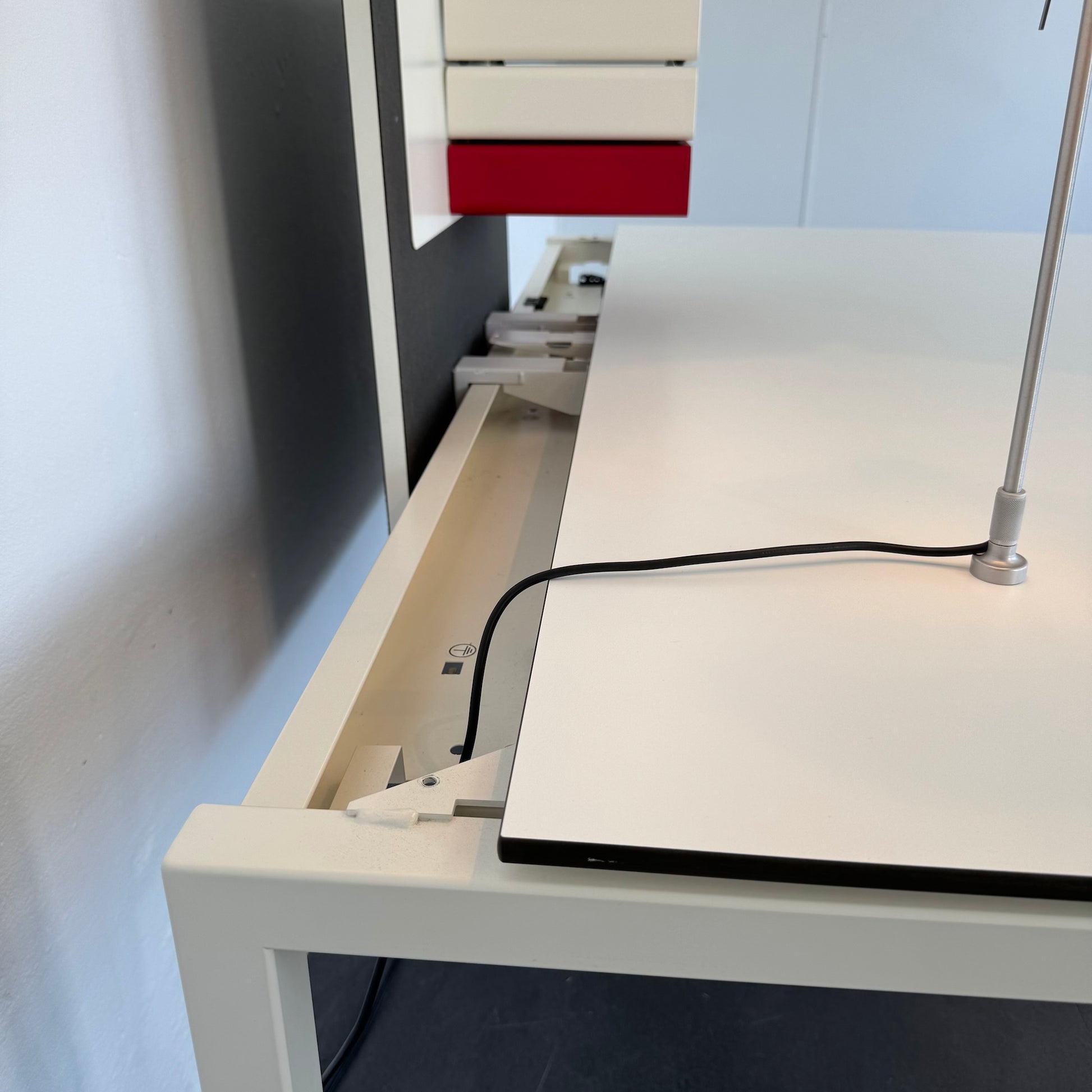 Lista Office Motion Schreibtisch Ansicht Kabelkanal