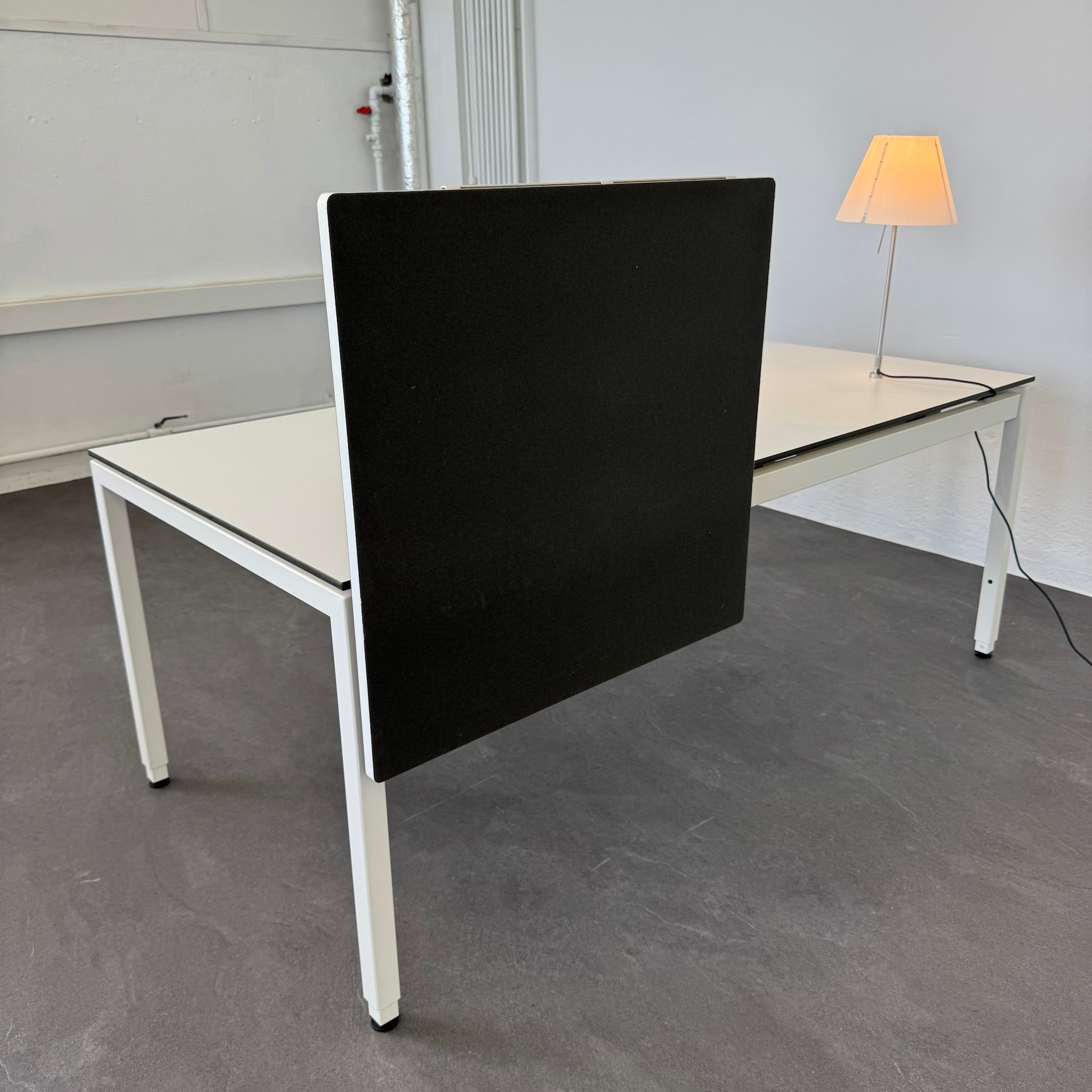 Lista Office Motion Schreibtisch Ansicht von hinten