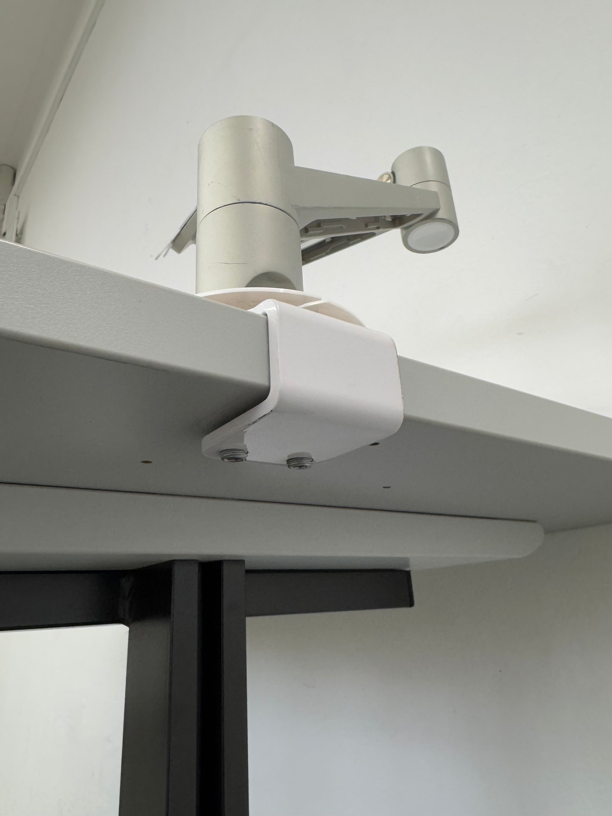 Viewlite+ Monitorhalterung für Schreibtische mit Tischhalterung