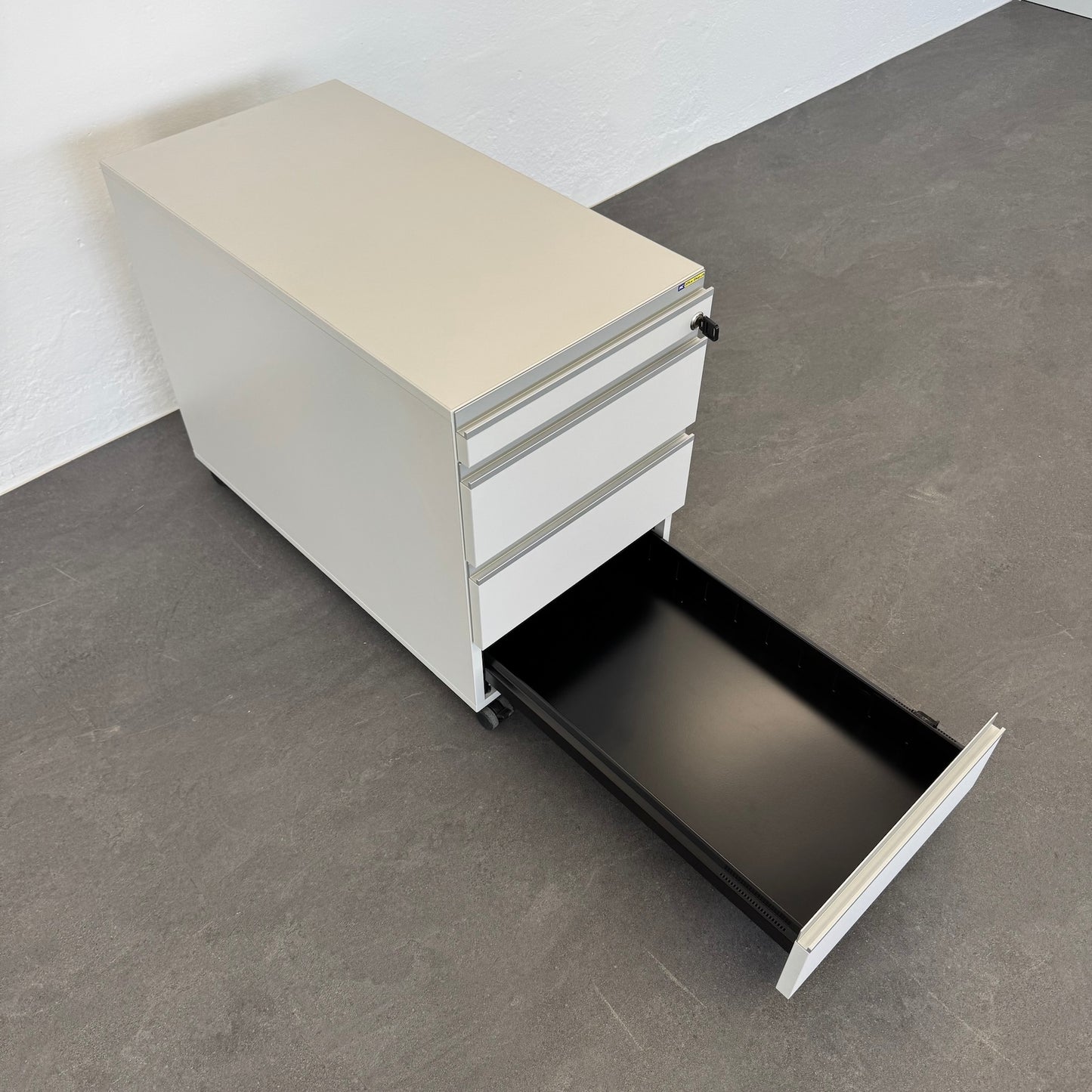 Denz D3 Roll-Korpus untere Schublade offen
