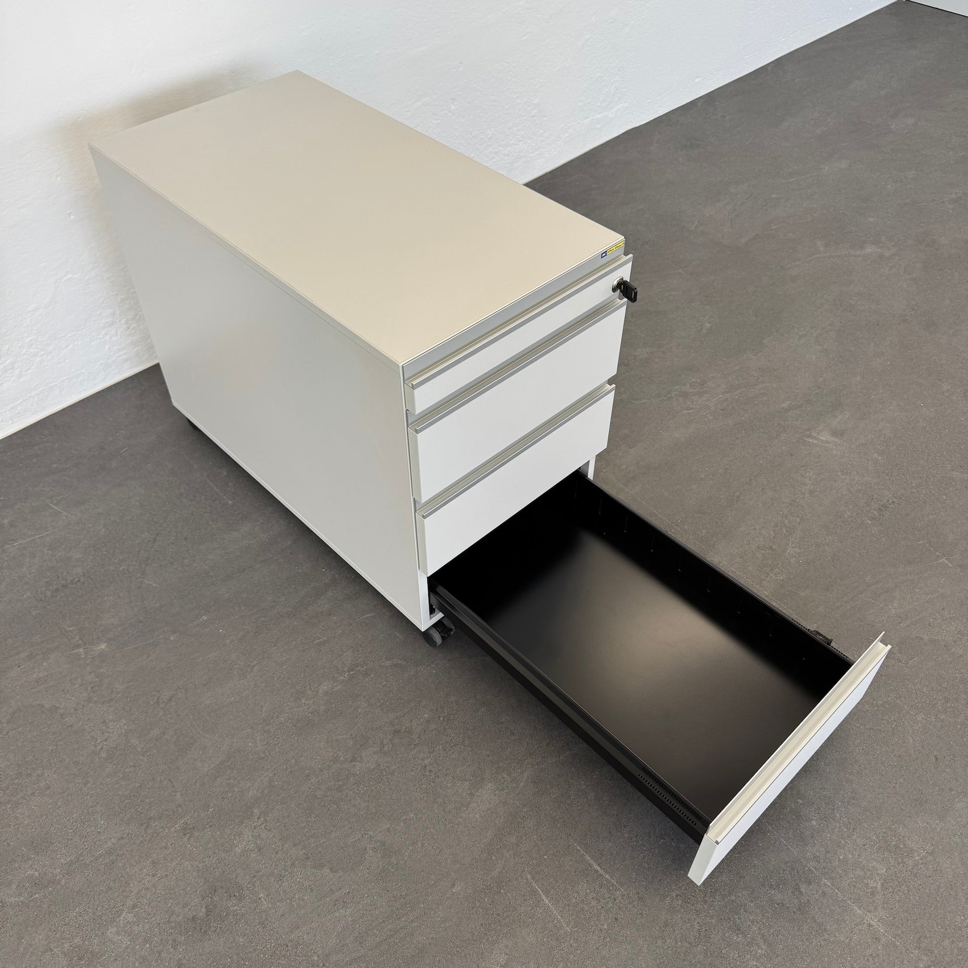 Denz D3 Roll-Korpus untere Schublade offen