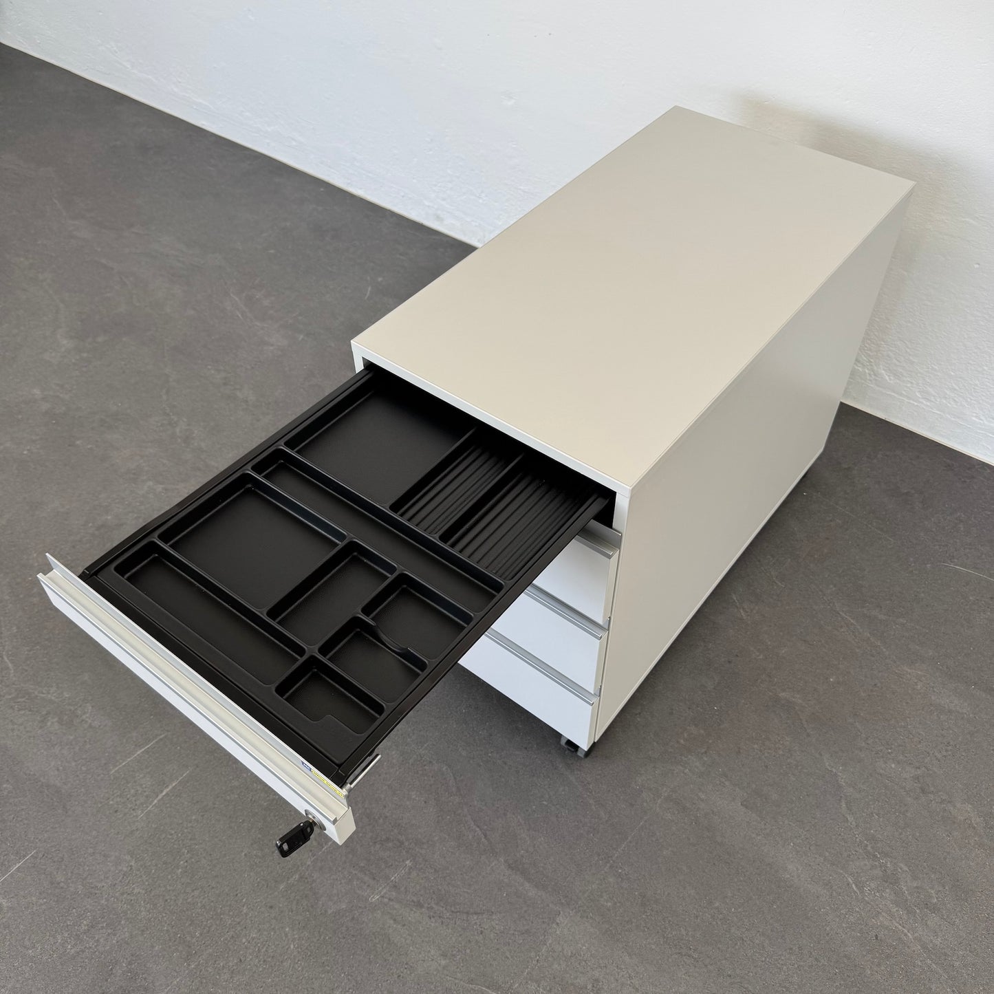Denz D3 Roll-Korpus Materialschublade offen
