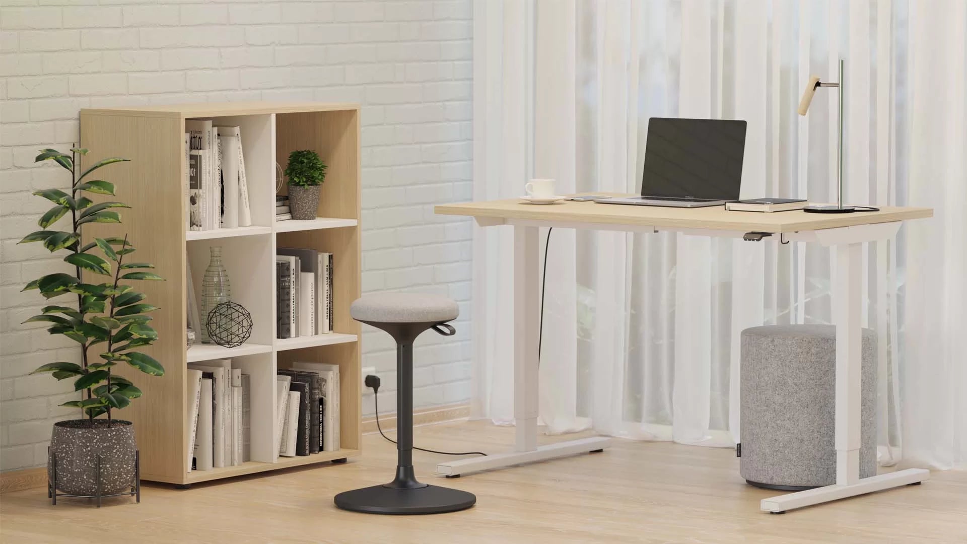 Narbutas Easy Sitz-Steh-Schreibtisch in einem Home Office