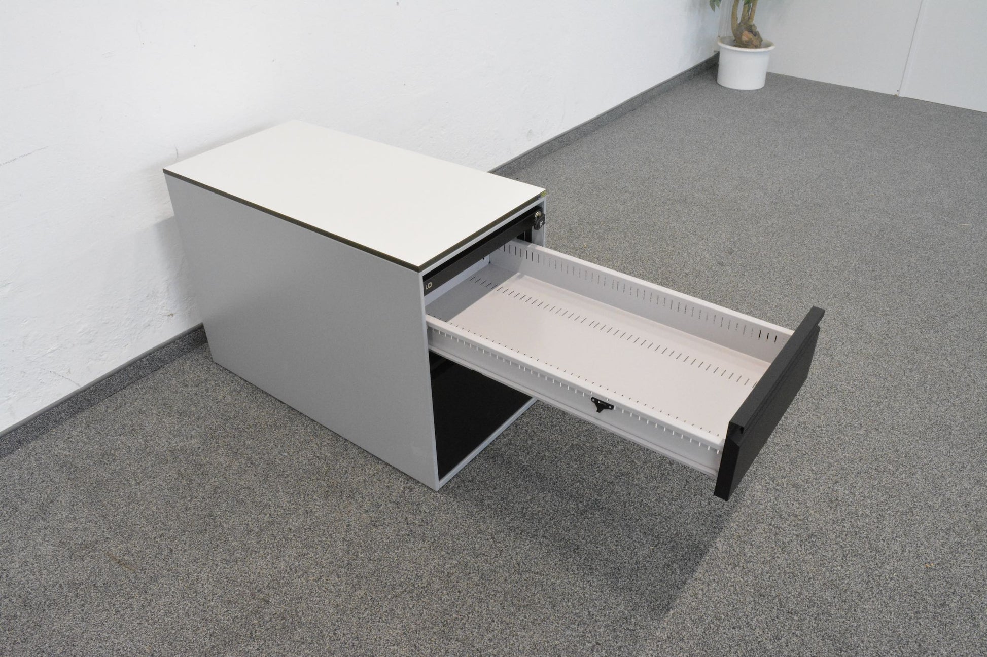 Lista Office Serie L Unterstell-Korpus mit Schublade offen