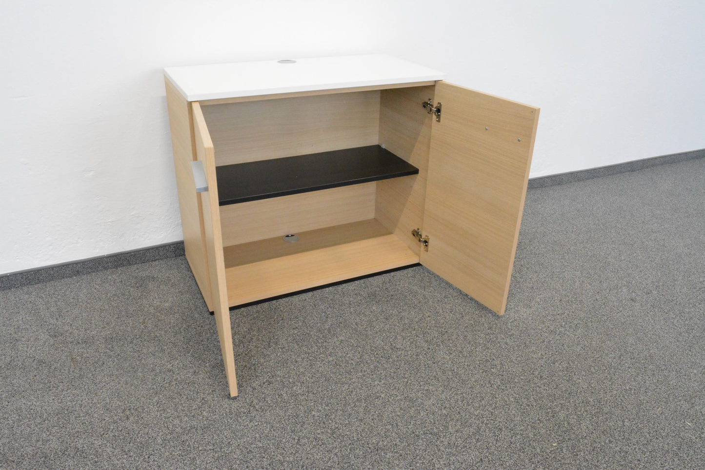 Echo Flügeltür-Aktenschrank von der Seite mit geöffneten Türen