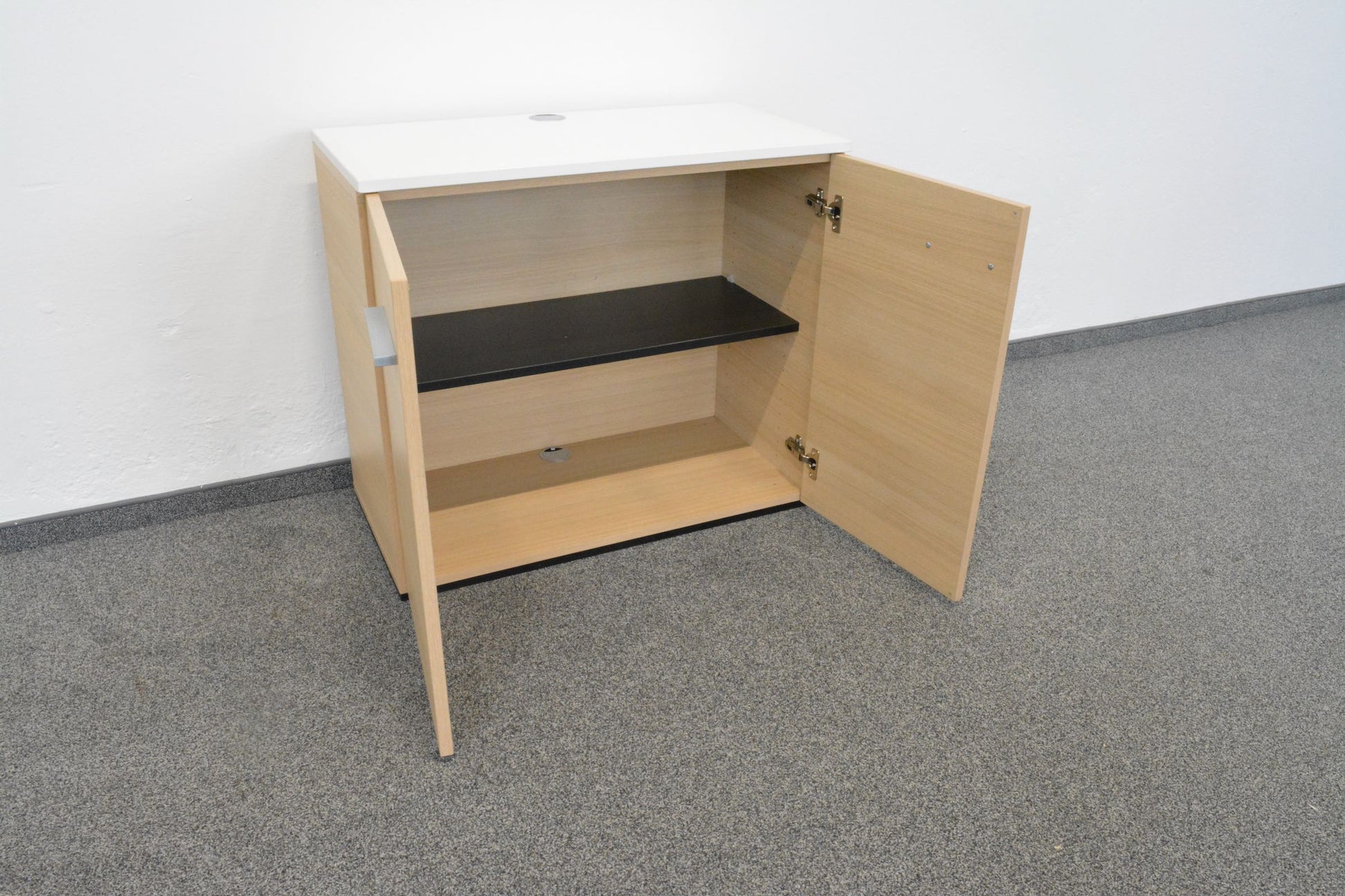 Echo Flügeltür-Aktenschrank von der Seite mit geöffneten Türen