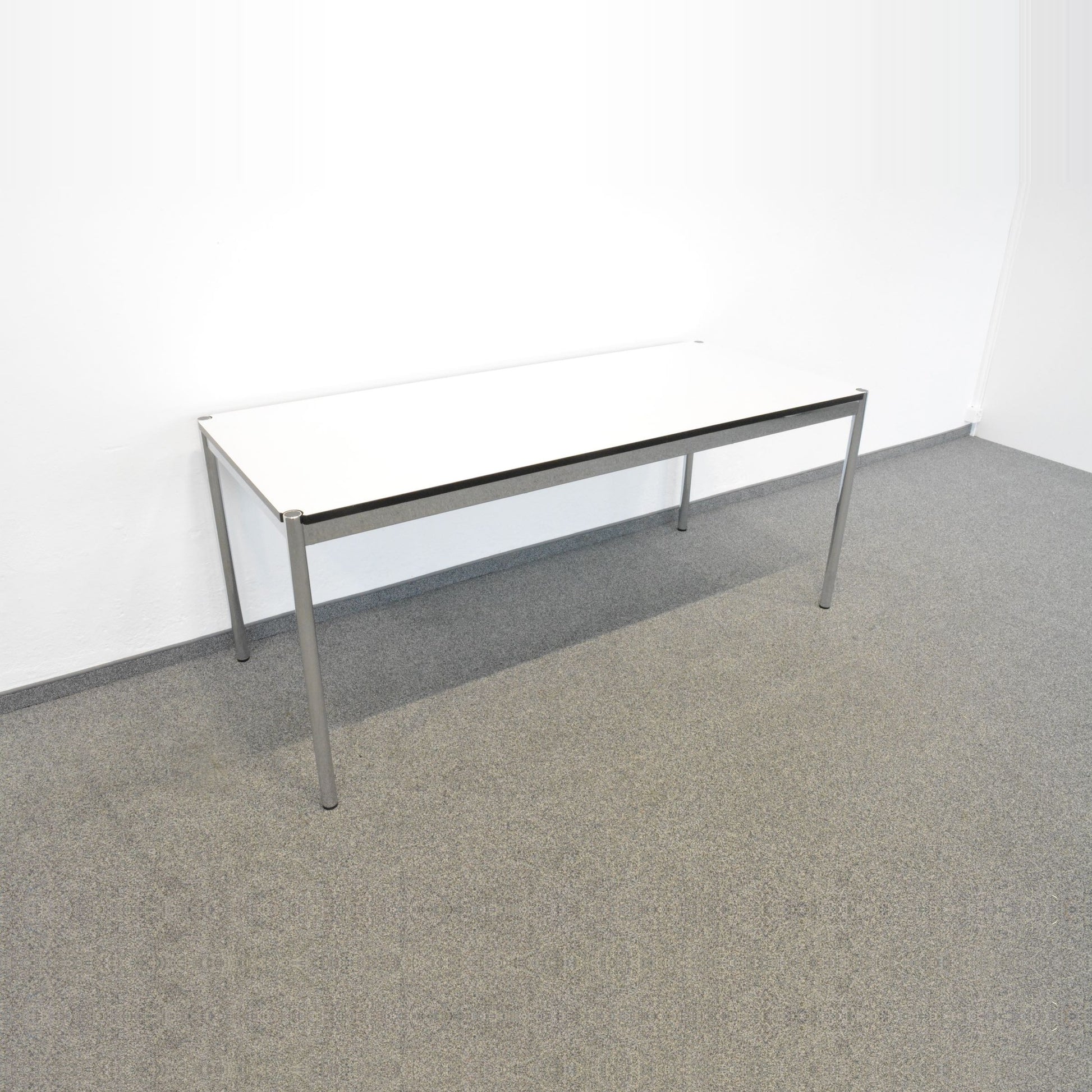 USM Haller Classic Schreibtisch Tischplatte weiss mit schwarzer Kante
