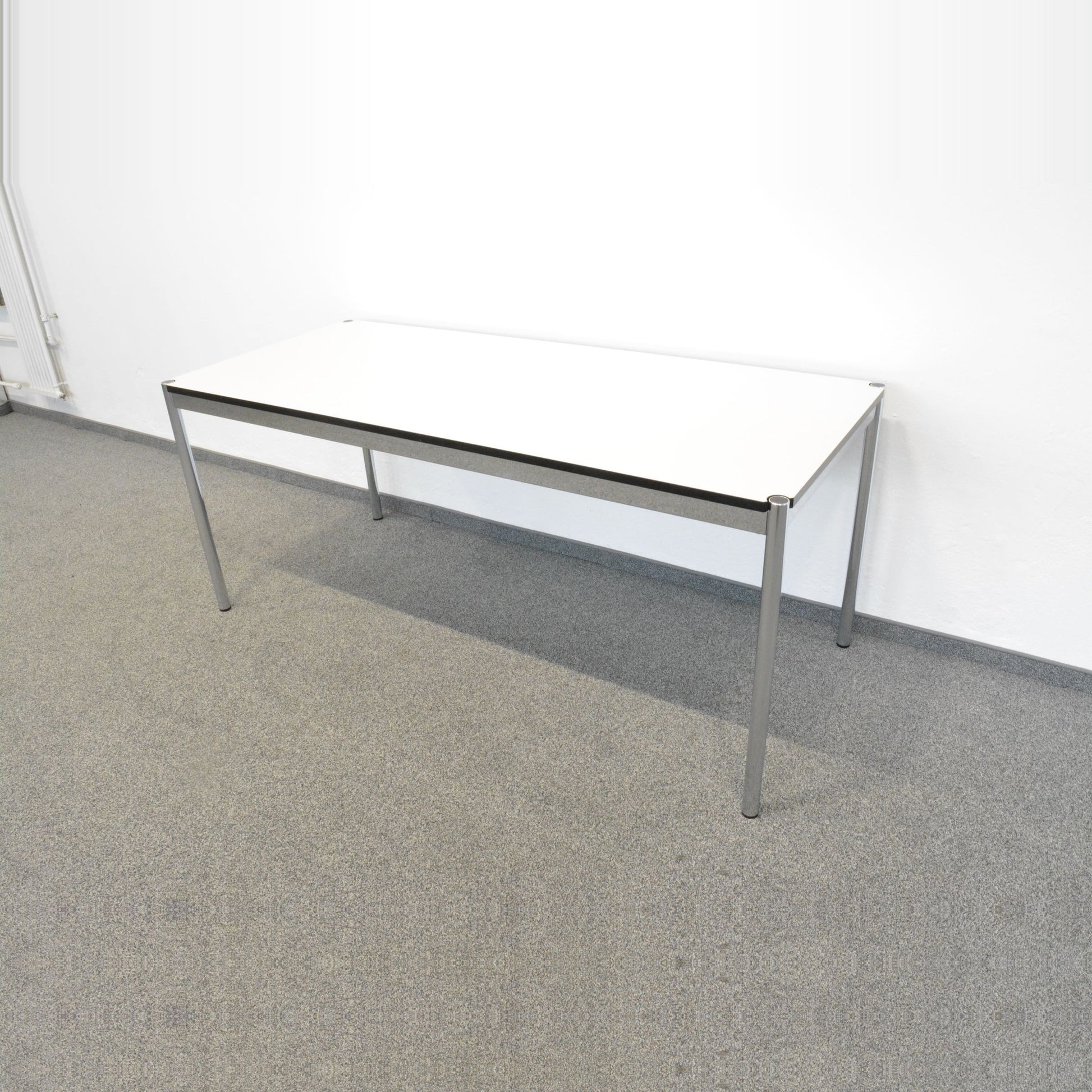 USM Haller Classic Schreibtisch mit Gestell chrom glanz