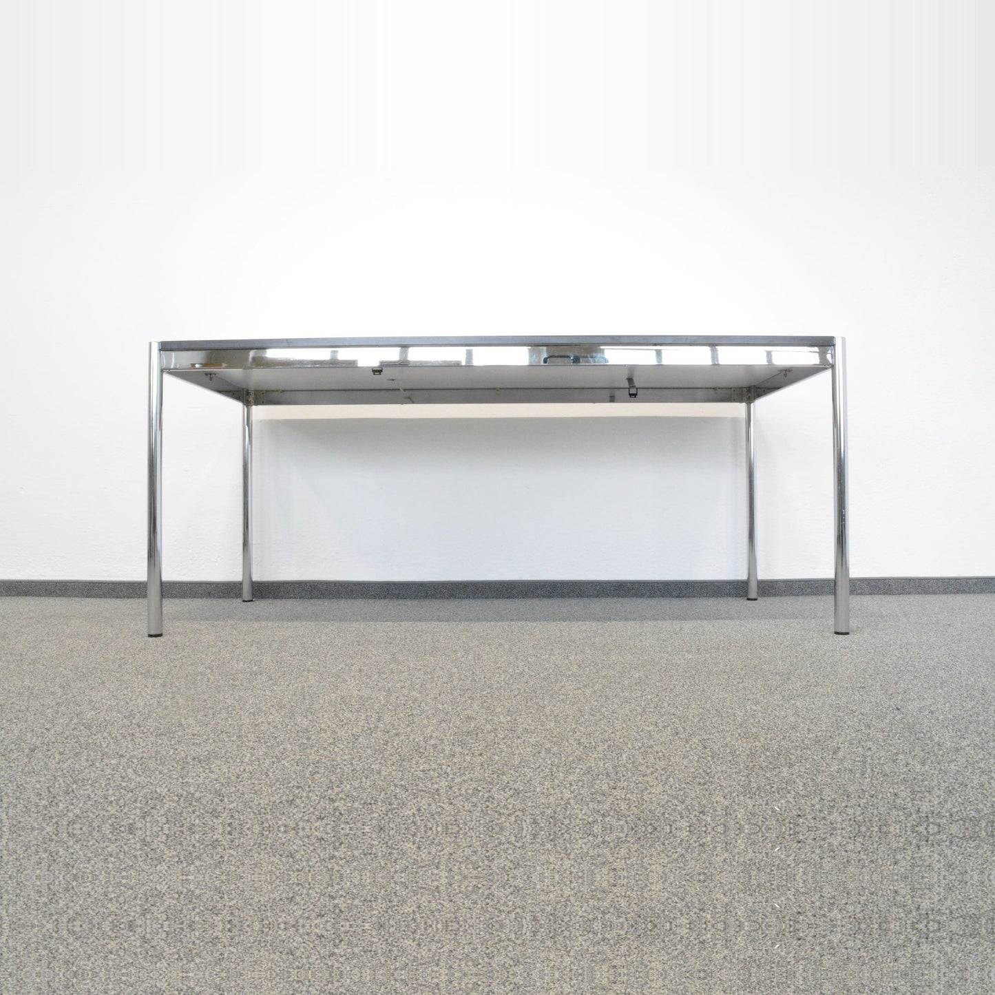 USM Haller Classic Schreibtisch Ansicht von unten