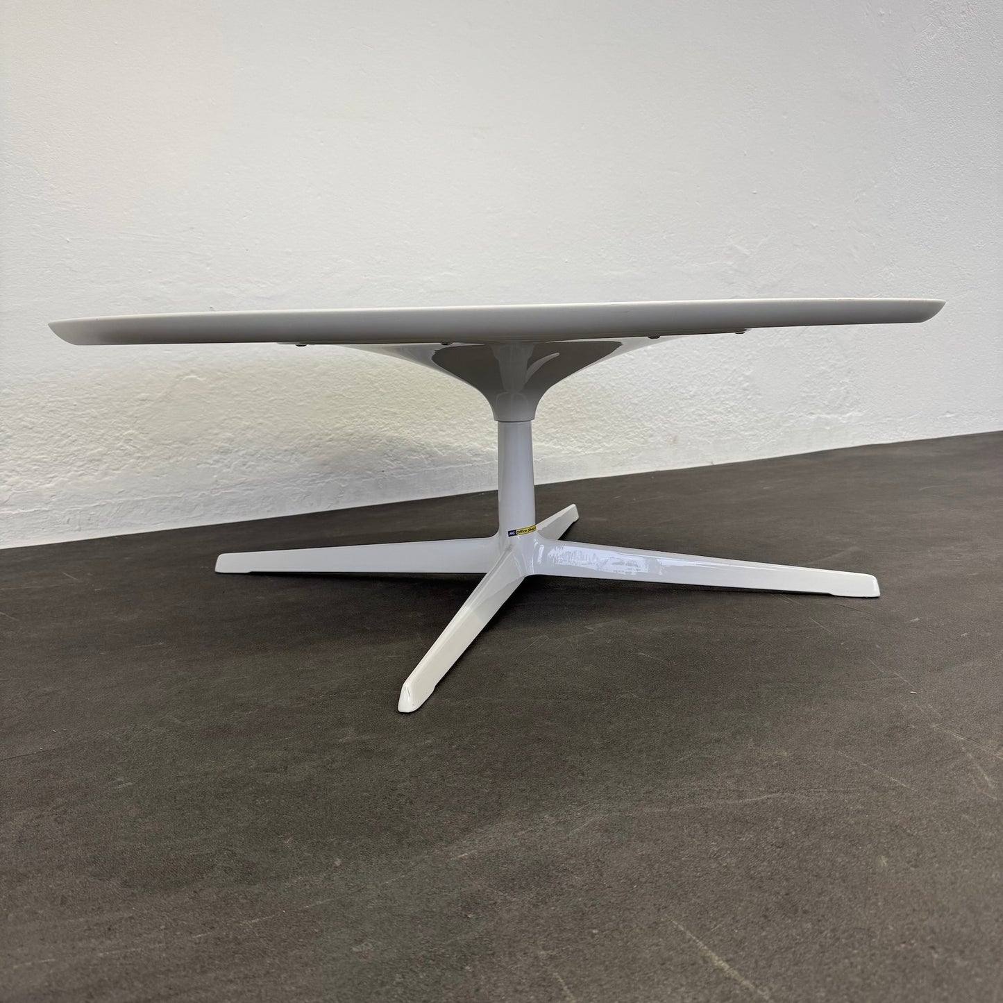 Arper Eolo Loungetable seitliche Ansicht - 6022650