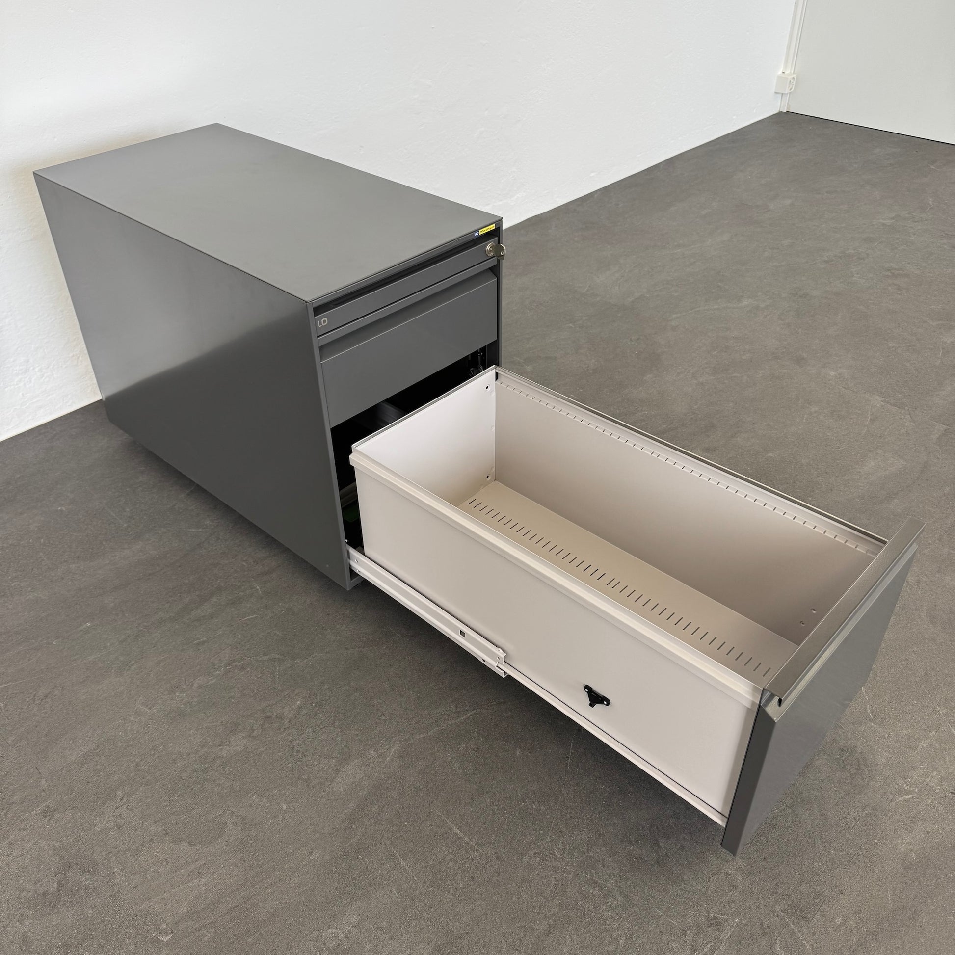 Lista Office Serie L Roll-Korpus mit HR-Auszug offen