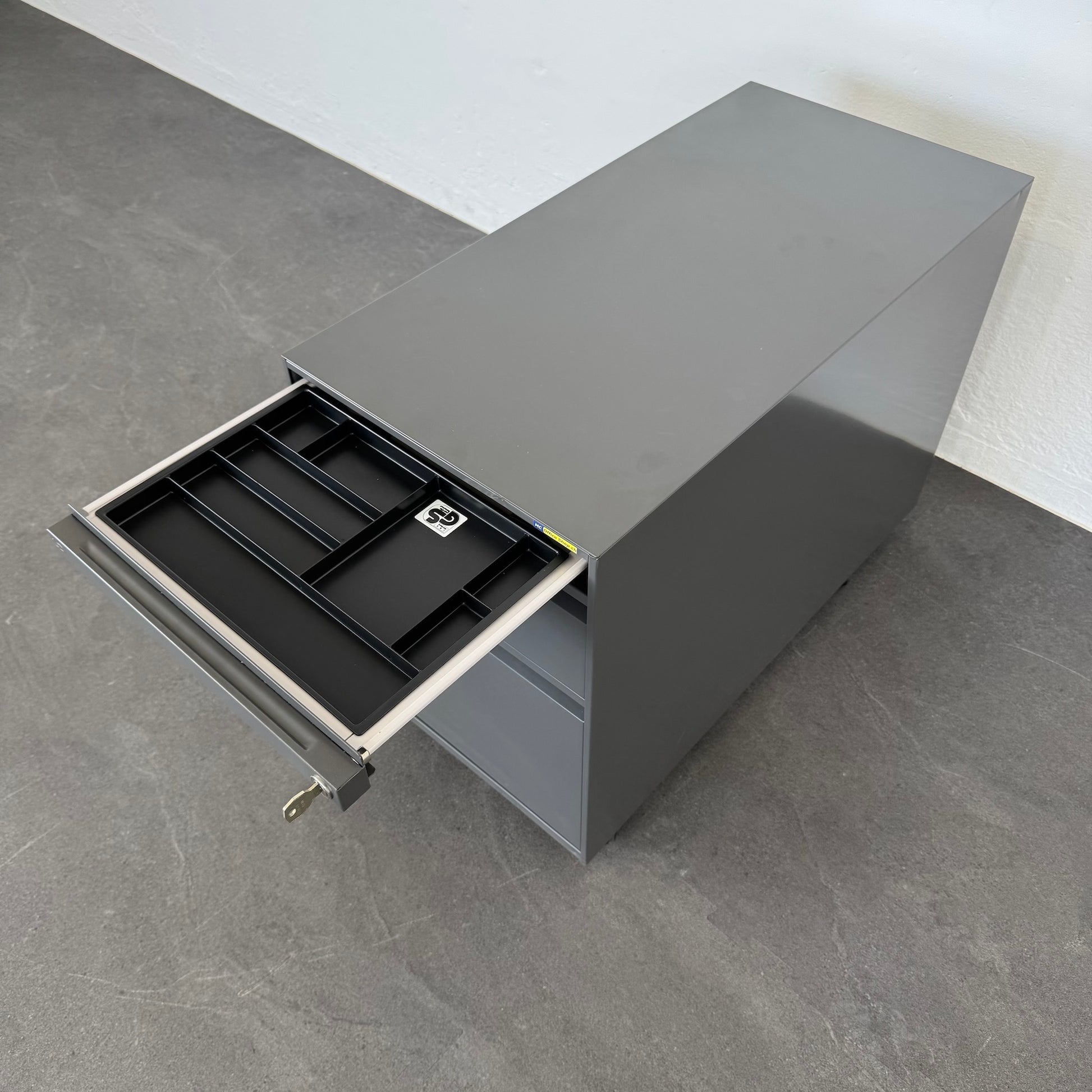 Lista Office Serie L Roll-Korpus mit Materialschale offen