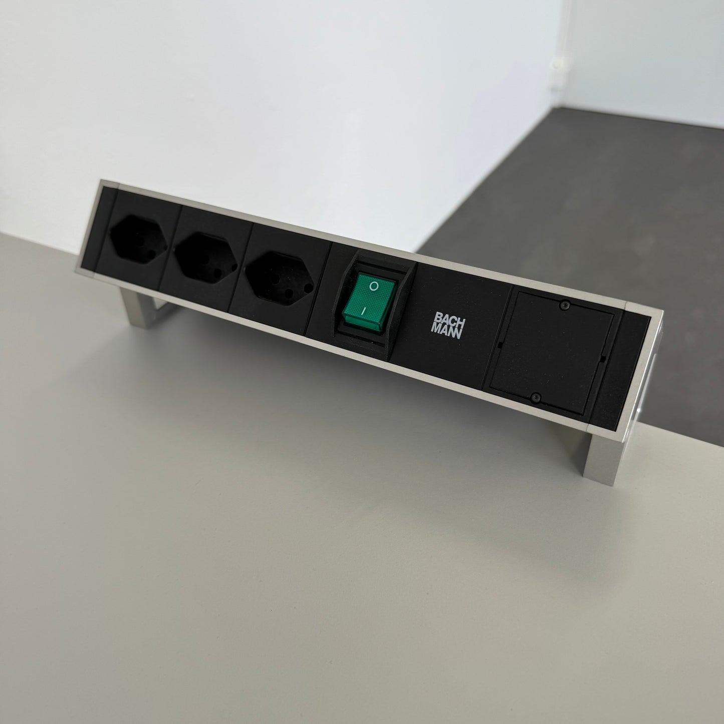 Bachmann Desk 2 Mehrfachstecker montiert an Tischplatte