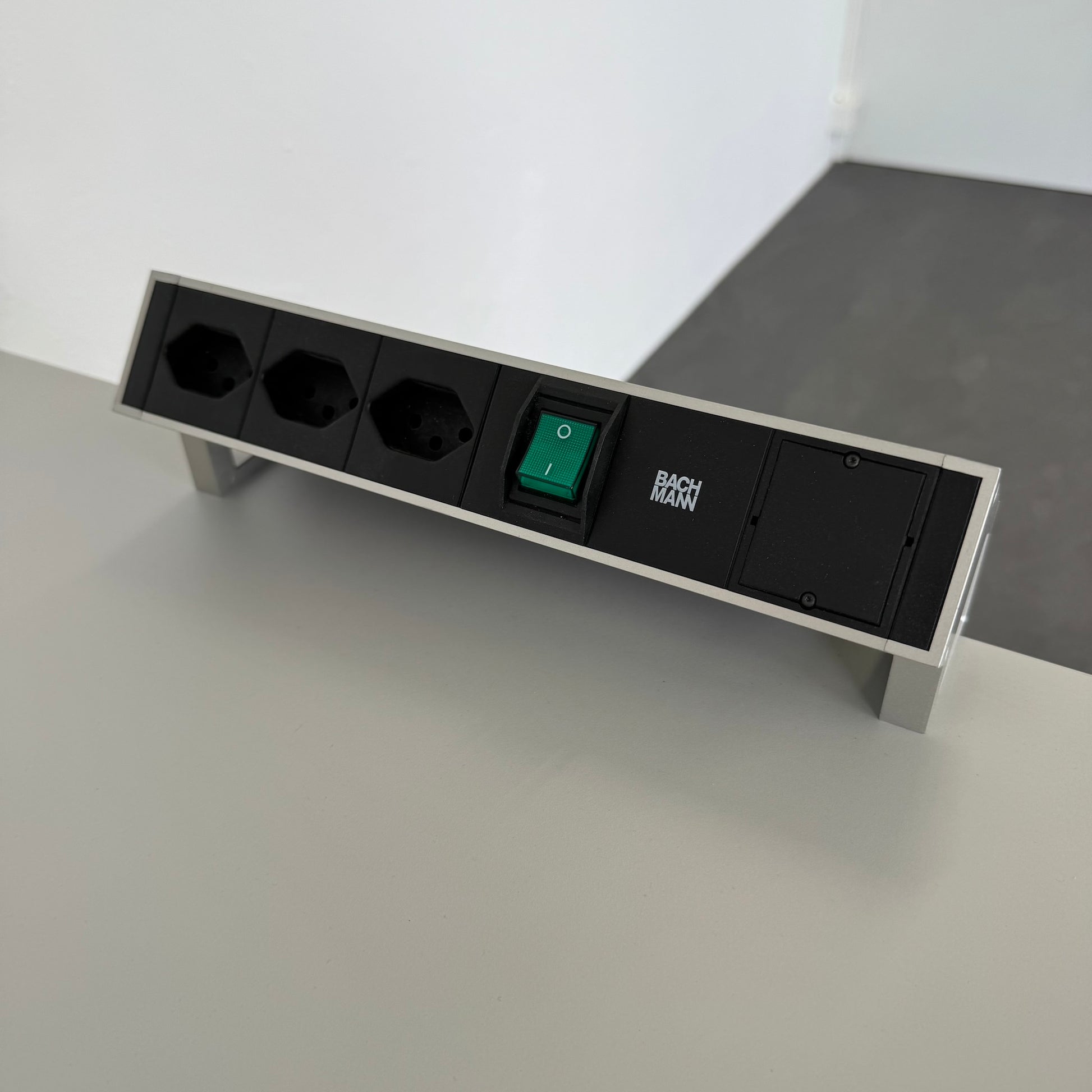 Bachmann Desk 2 Mehrfachstecker montiert an Tischplatte
