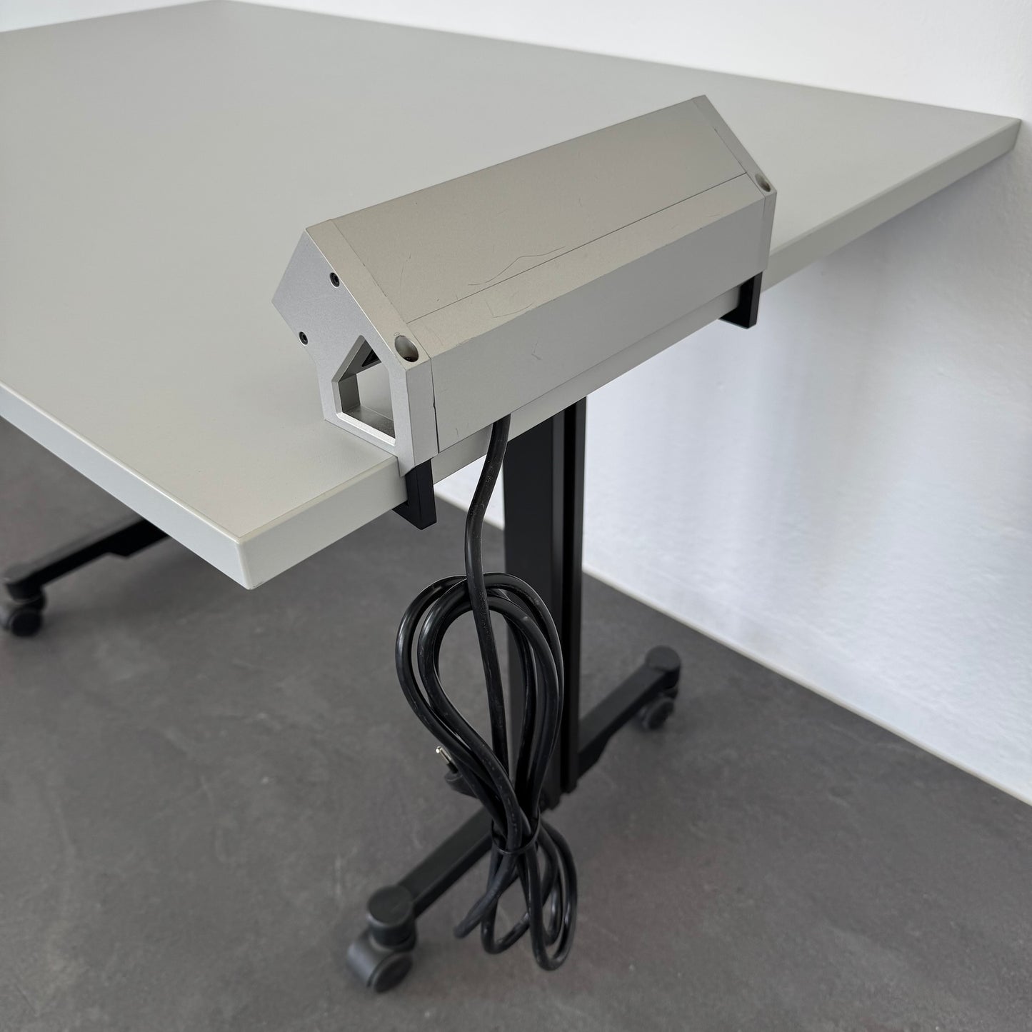 Bachmann Desk 2 Mehrfachstecker Ansicht von hinten montiert an Tisch