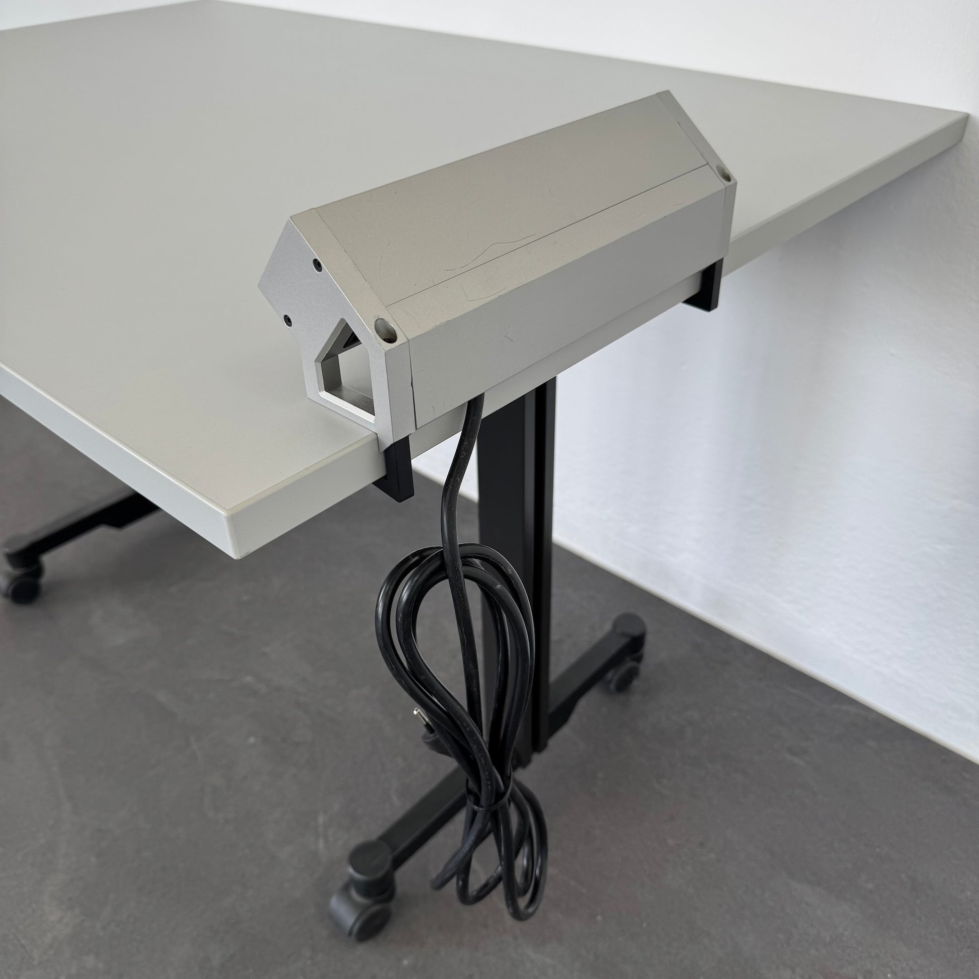 Bachmann Desk 2 Mehrfachstecker Ansicht von hinten montiert an Tisch