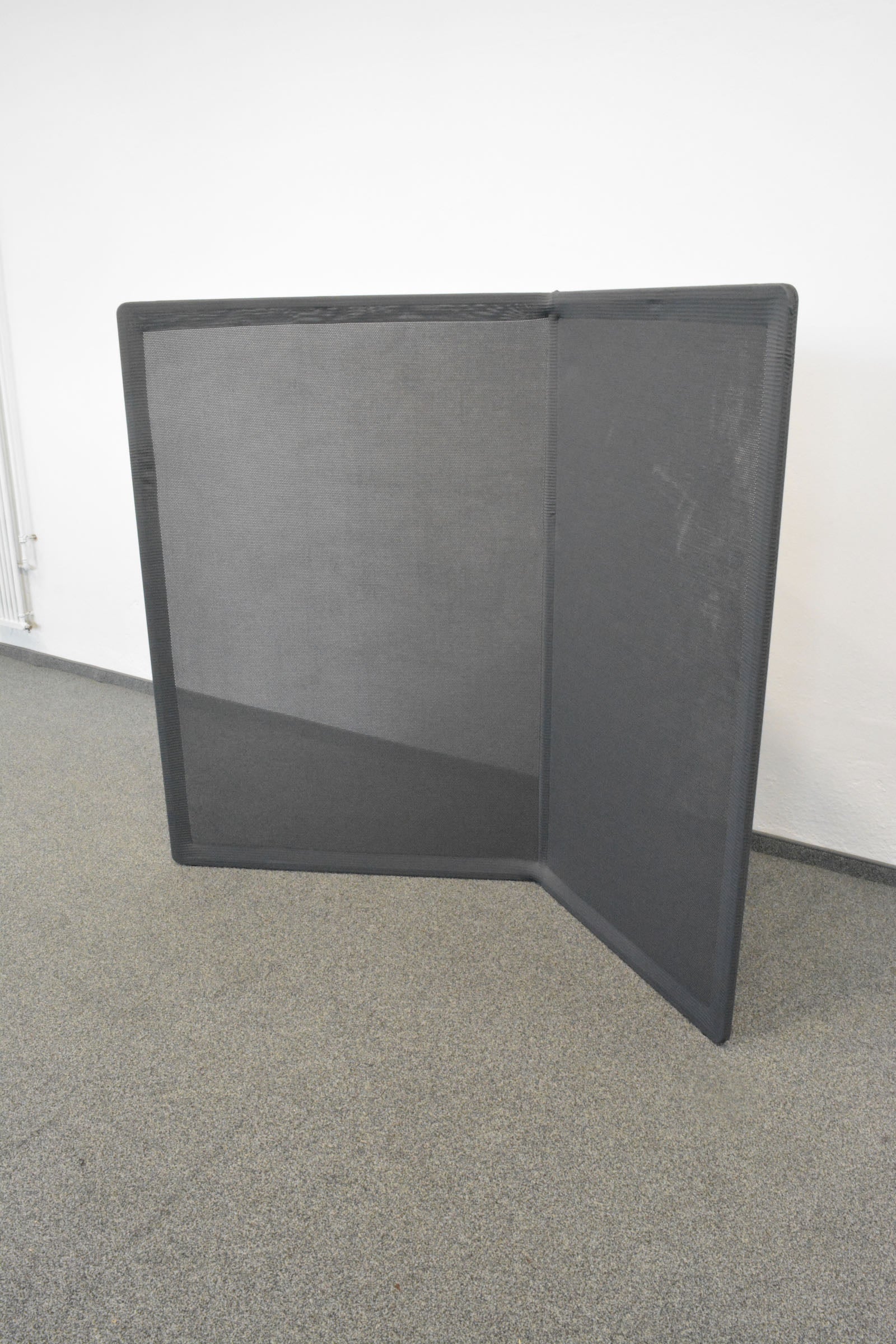 Steelcase B-Free Trennwand seitliche Ansicht