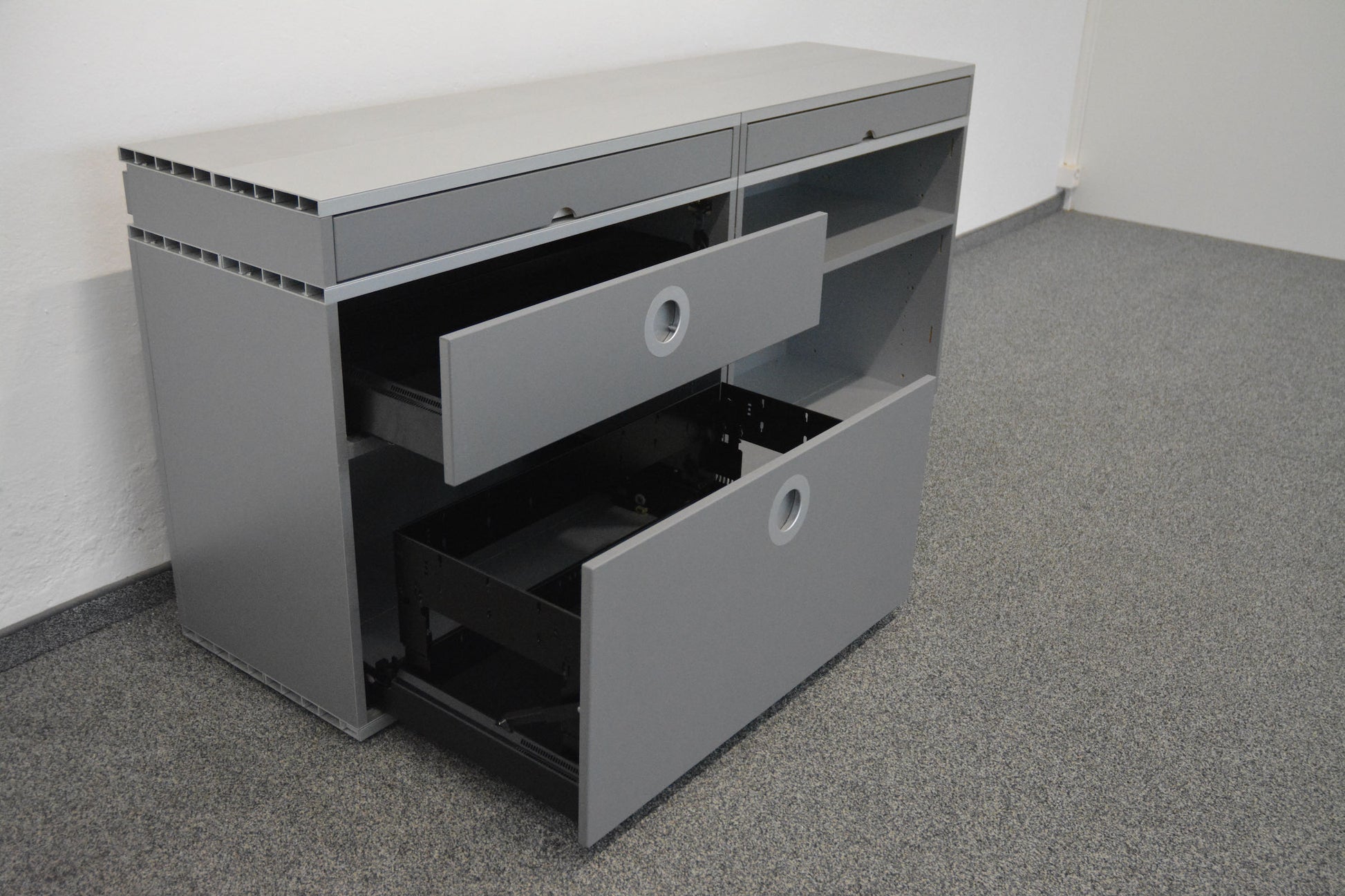 Denz D3 Sideboard mit mittlerer Schublade A6 und Hängeregister offen