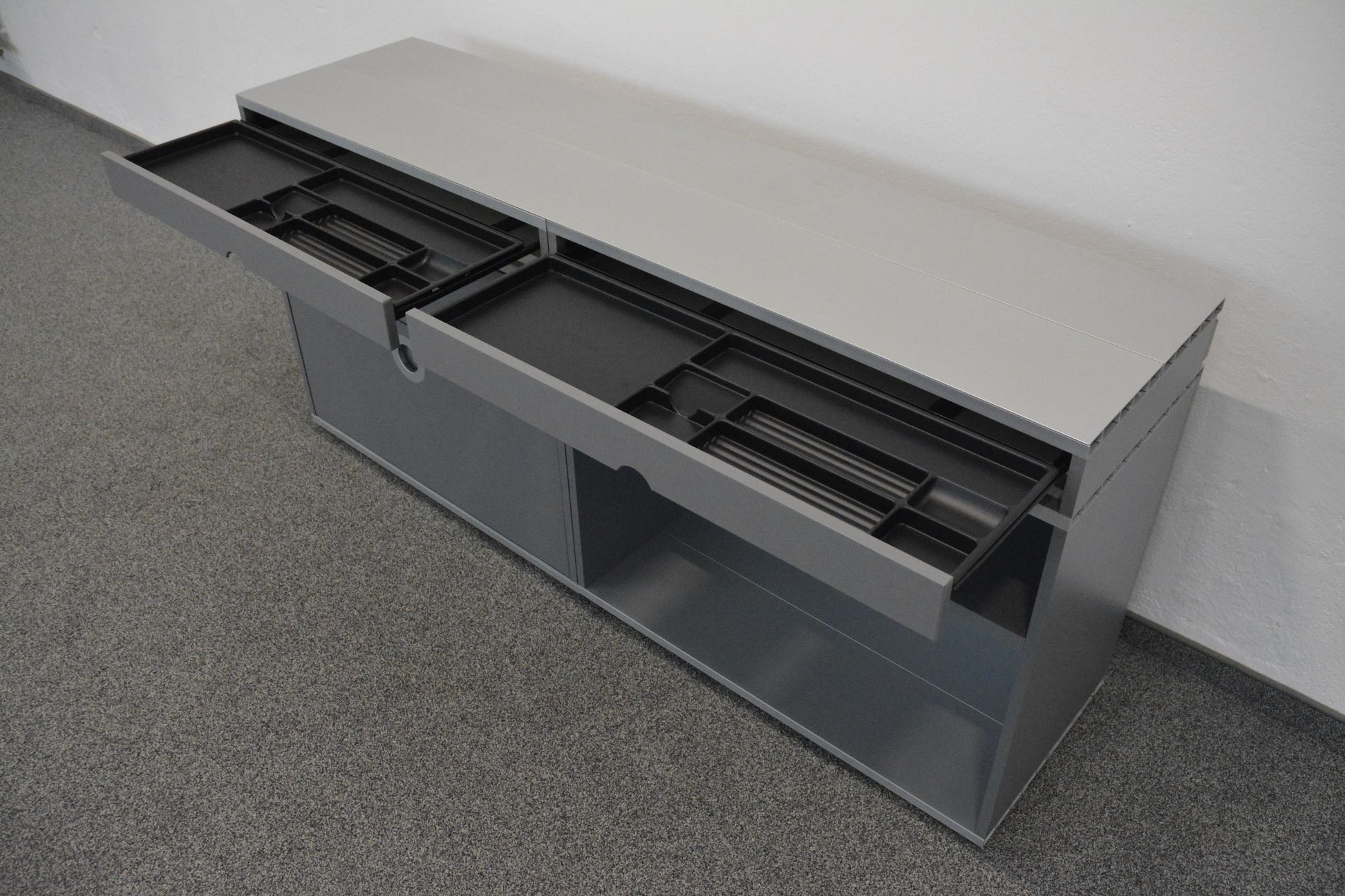 Denz D3 Sideboard mit Materialschalen offen