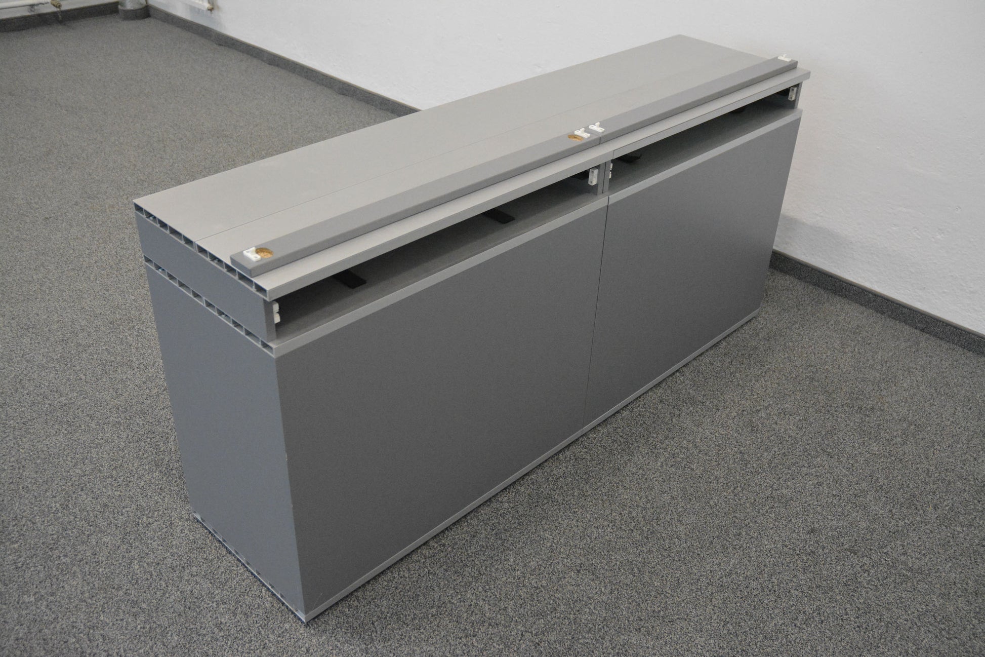 Denz D3 Sideboard Ansicht von hinten mit Kabelführung offen