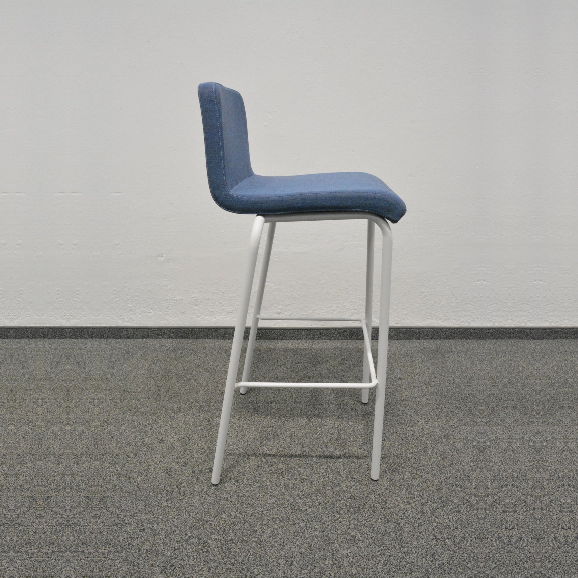 Steelcase B-Free Barhocker seitliche Ansicht