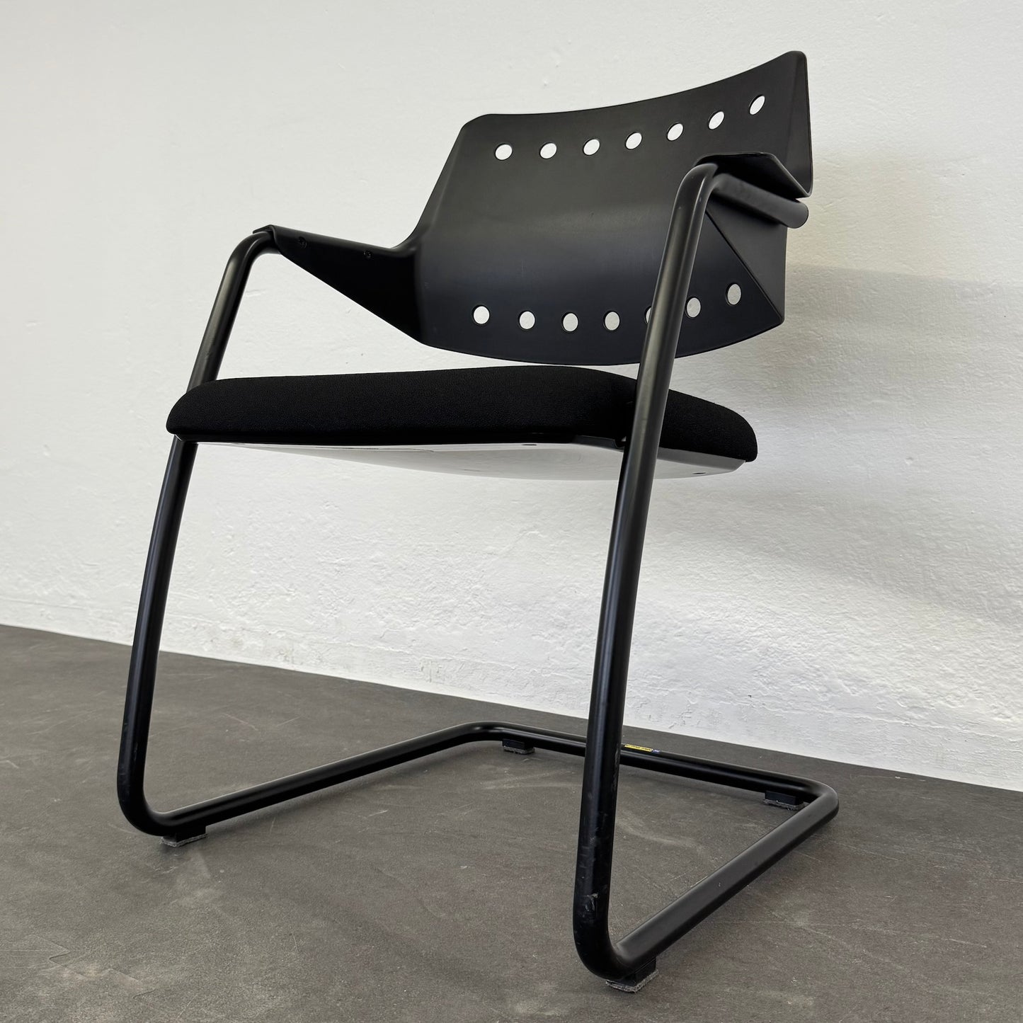 Girsberger 3300 Freischwinger seitliche Ansicht von rechts unten - 6033087