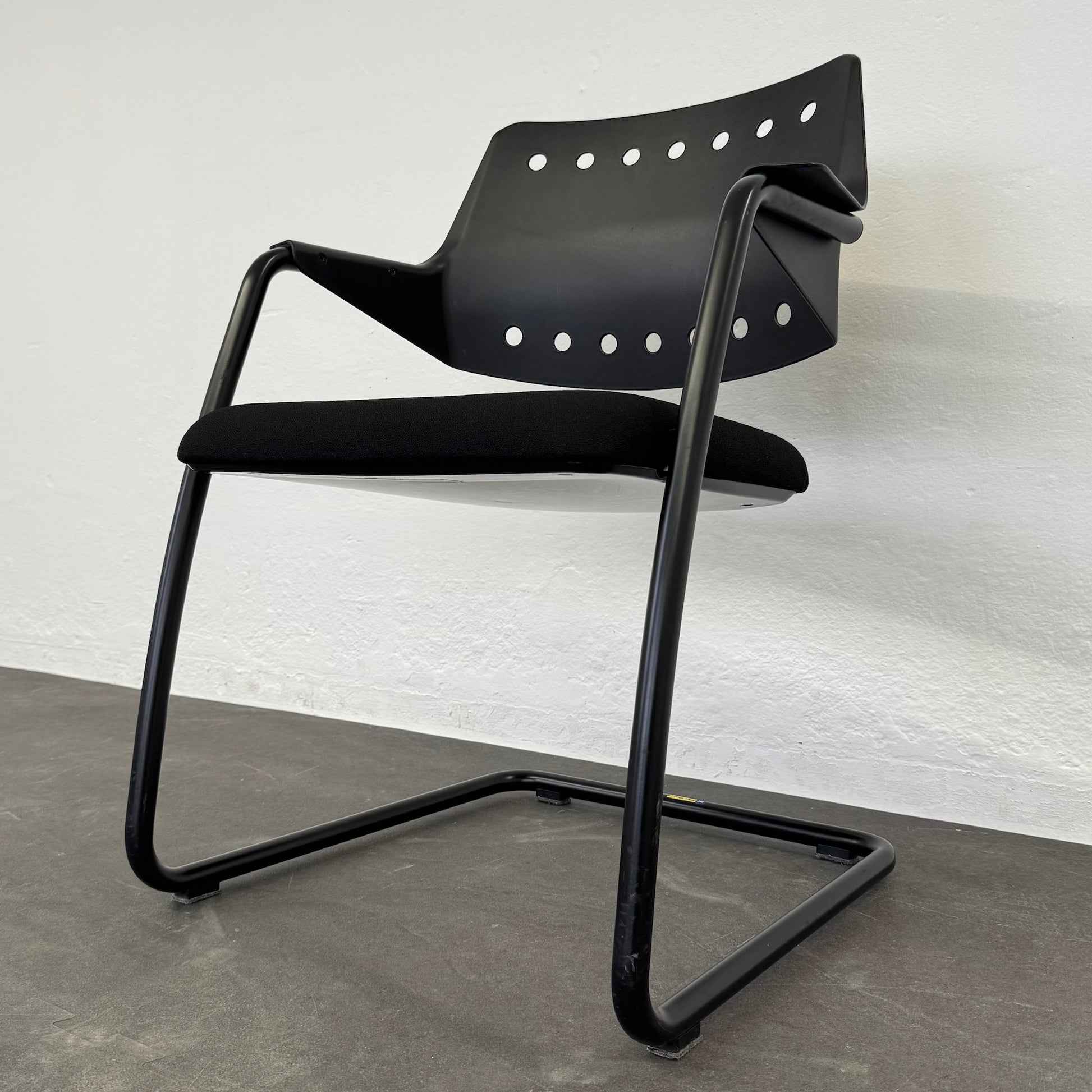 Girsberger 3300 Freischwinger seitliche Ansicht von rechts unten - 6033087