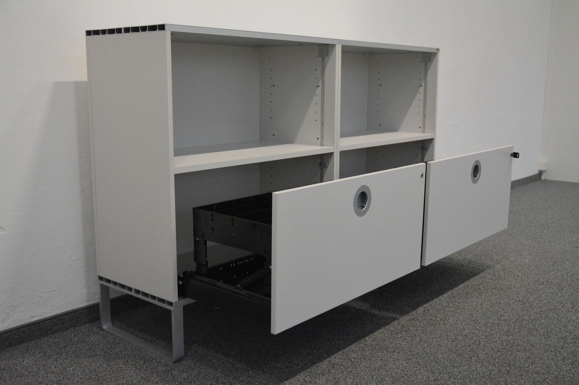 Denz D3 Sideboard mit Hängeregister-Auszug offen von Links