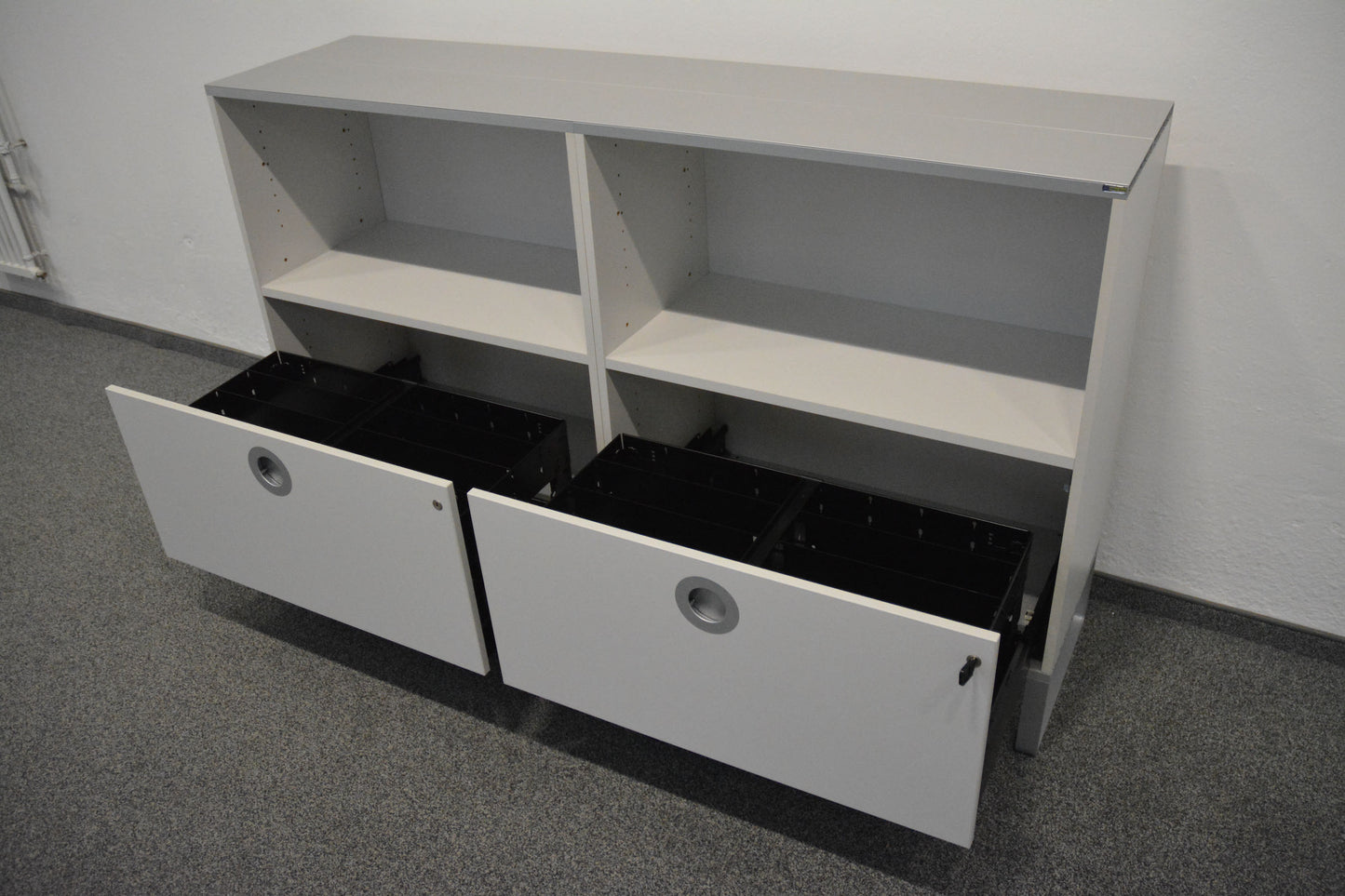 Denz D3 Sideboard mit Abdeckung Aluminium in Silbergrau