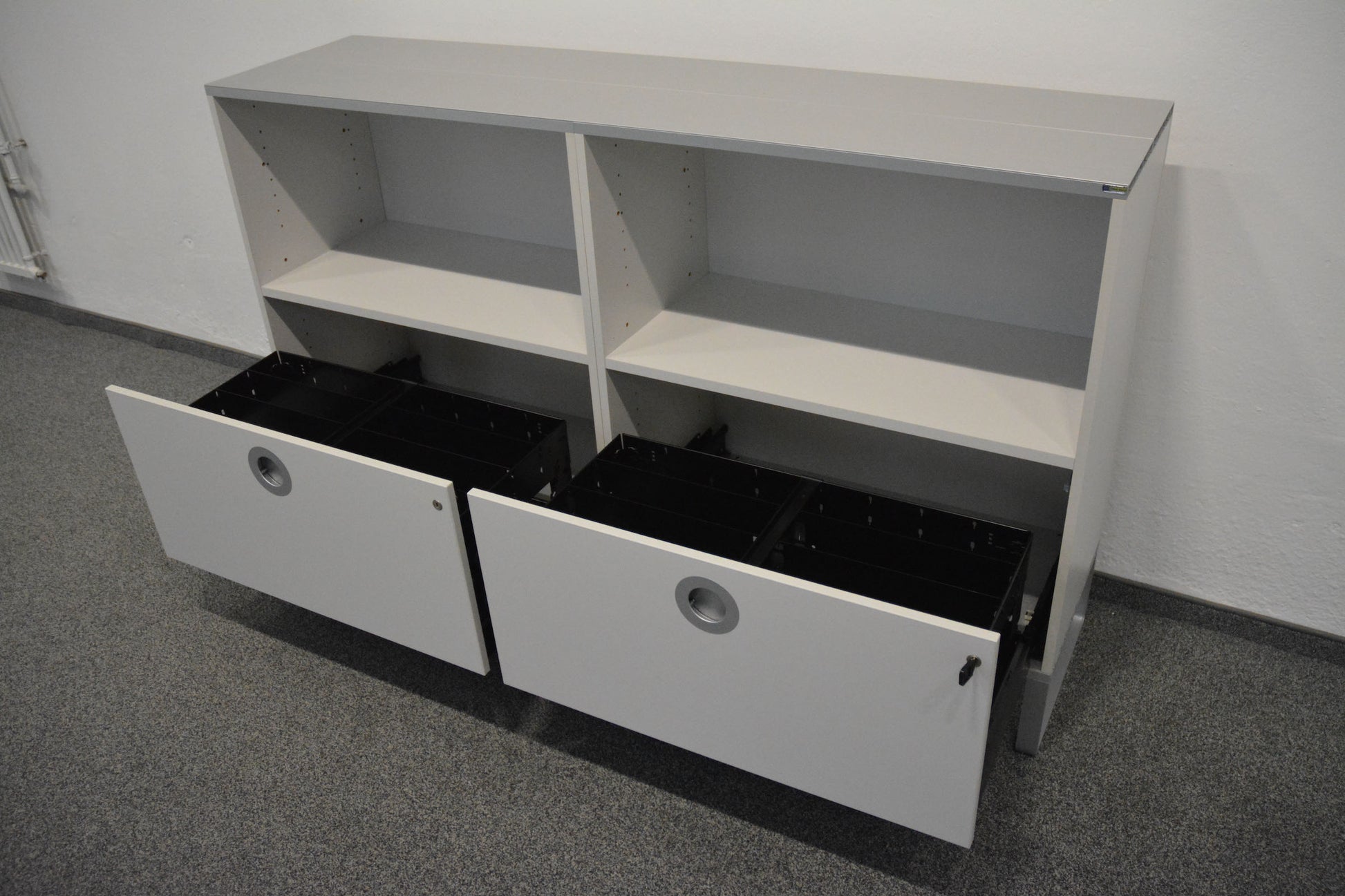 Denz D3 Sideboard mit Abdeckung Aluminium in Silbergrau