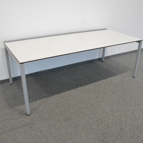 Lista Office Motion Schreibtisch 2000x900mm - Kieselgrau mit Kabelkanal