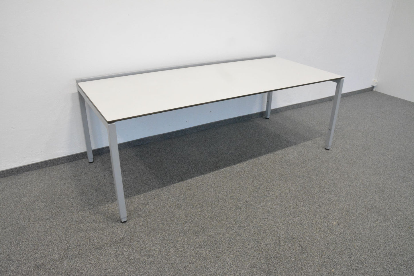 Lista Office Motion Schreibtisch 2000x900mm - Kieselgrau mit Kabelkanal