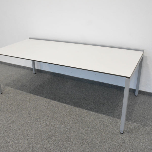 Lista Office Motion Schreibtisch 2000x900mm - Kieselgrau mit Kabelkanal