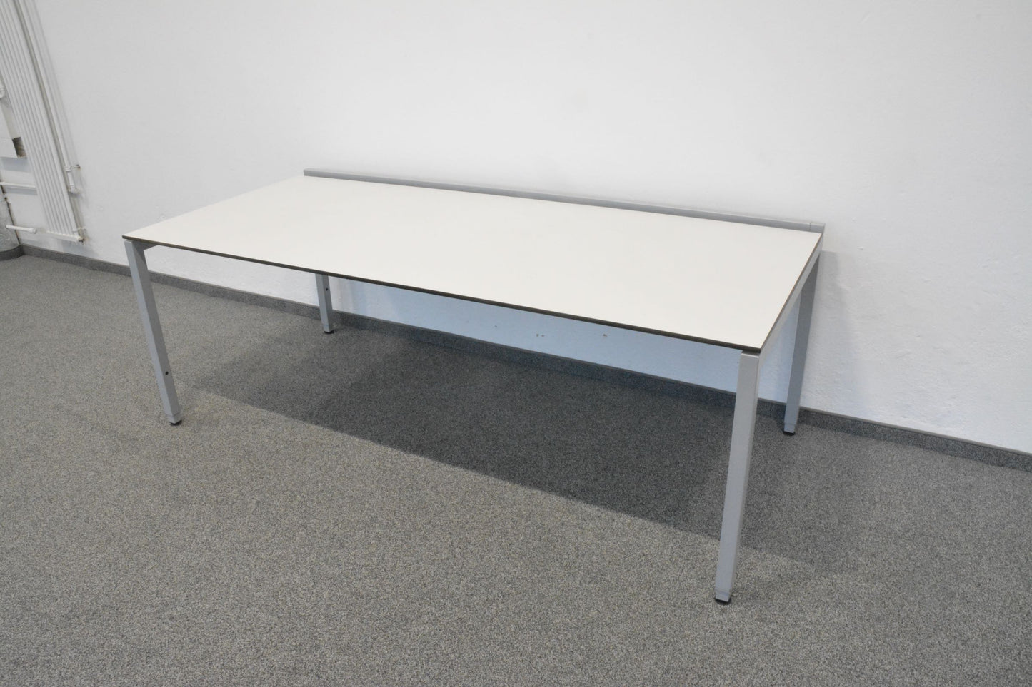 Lista Office Motion Schreibtisch 2000x900mm - Kieselgrau mit Kabelkanal