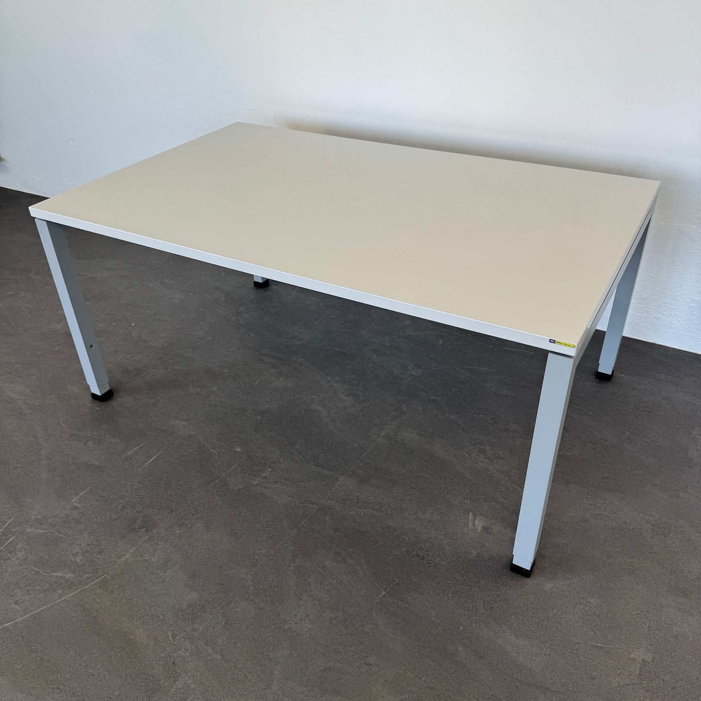 Denz D3 Schreibtisch mit Tischgestell Silbergrau